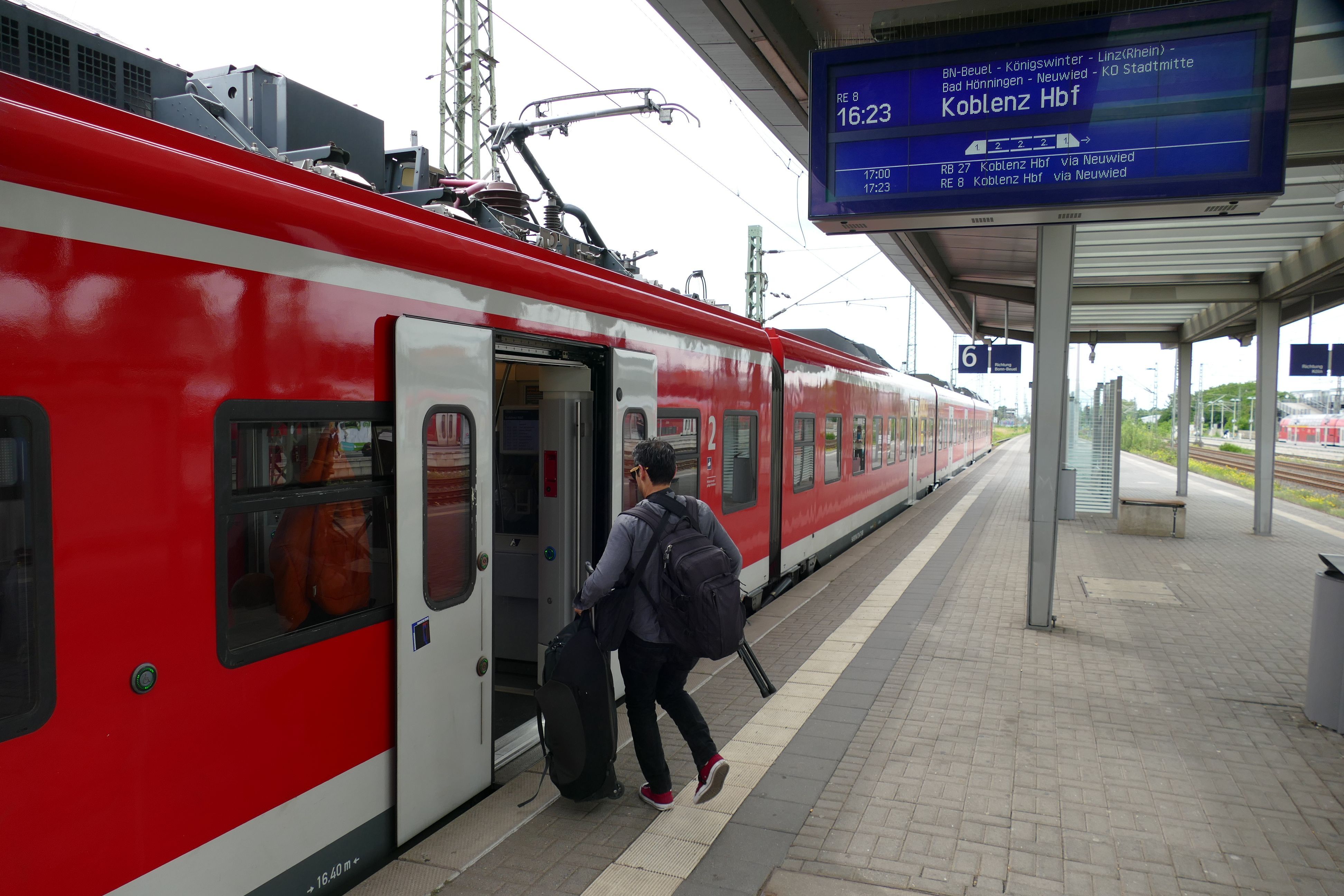 Die rechtsrheinische Bahntrasse wird ab Juli teilweise gesperrt. Pendlerinnen und Pendler müssen sich auf viele Einschränkungen einstellen.