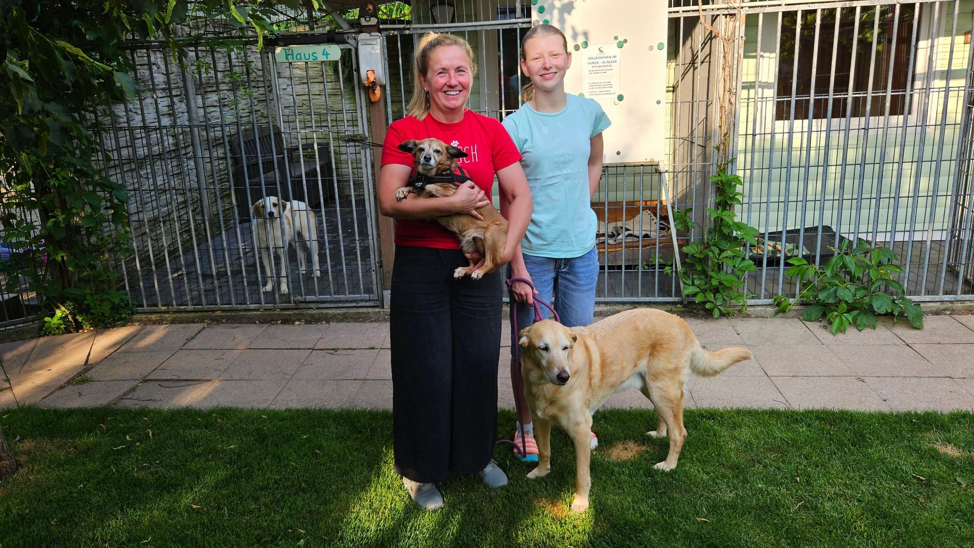 Barbara Sauer und eine Helferin mit drei Hunden auf dem Schutzhof.