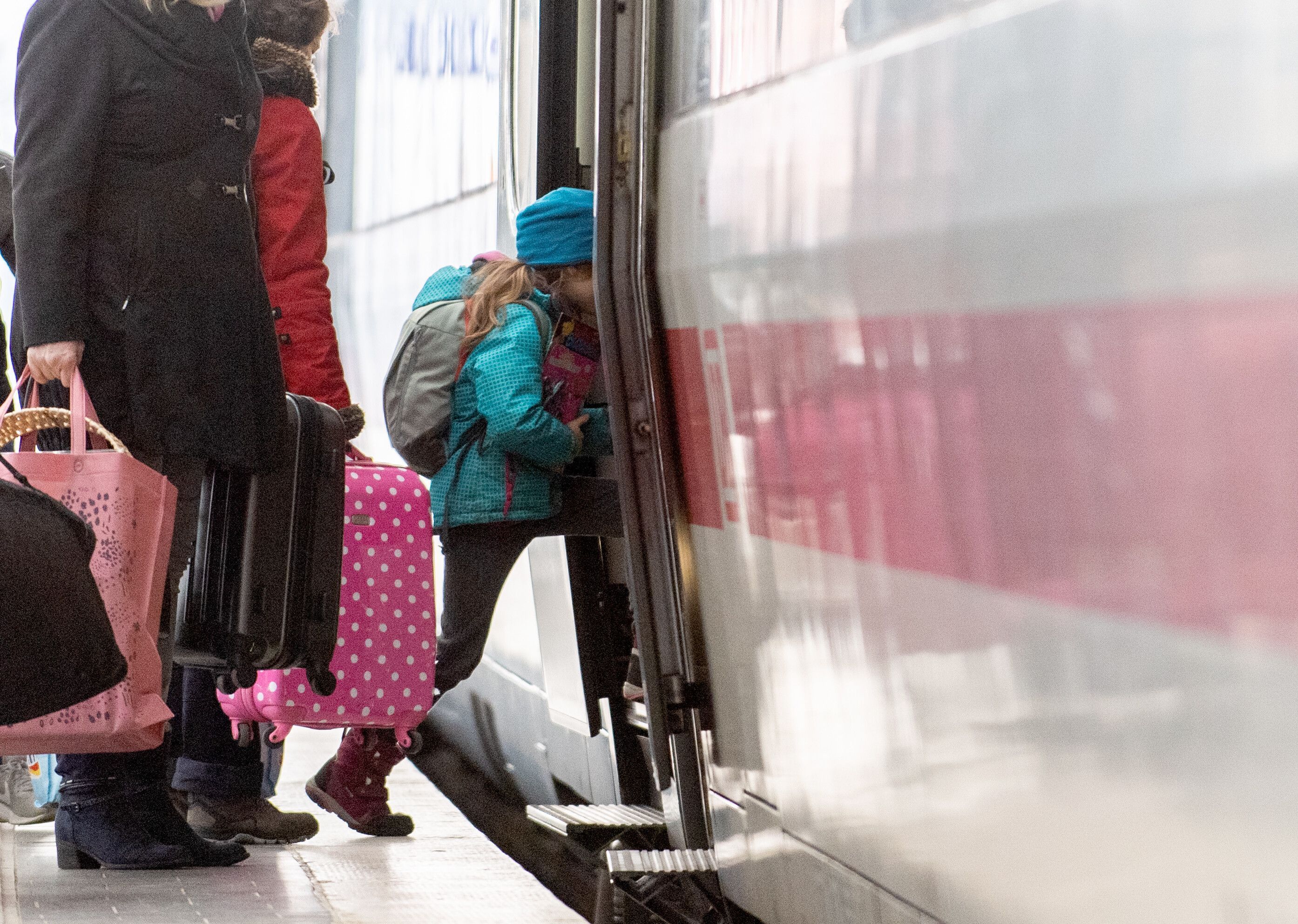 ARCHIV - Sommerferien im Anmarsch: Die Bahn verkauft Familientickets zum Festpreis – ein Kind muss mitfahren, bis zu zwei Erwachsene dürfen mit. (zu dpa: «Bahn verkauft Familientickets ab 60 Euro») Foto: Zacharie Scheurer/dpa-tmn - Honorarfrei nur für Bezieher des dpa-Themendienstes +++ dpa-Themendienst +++