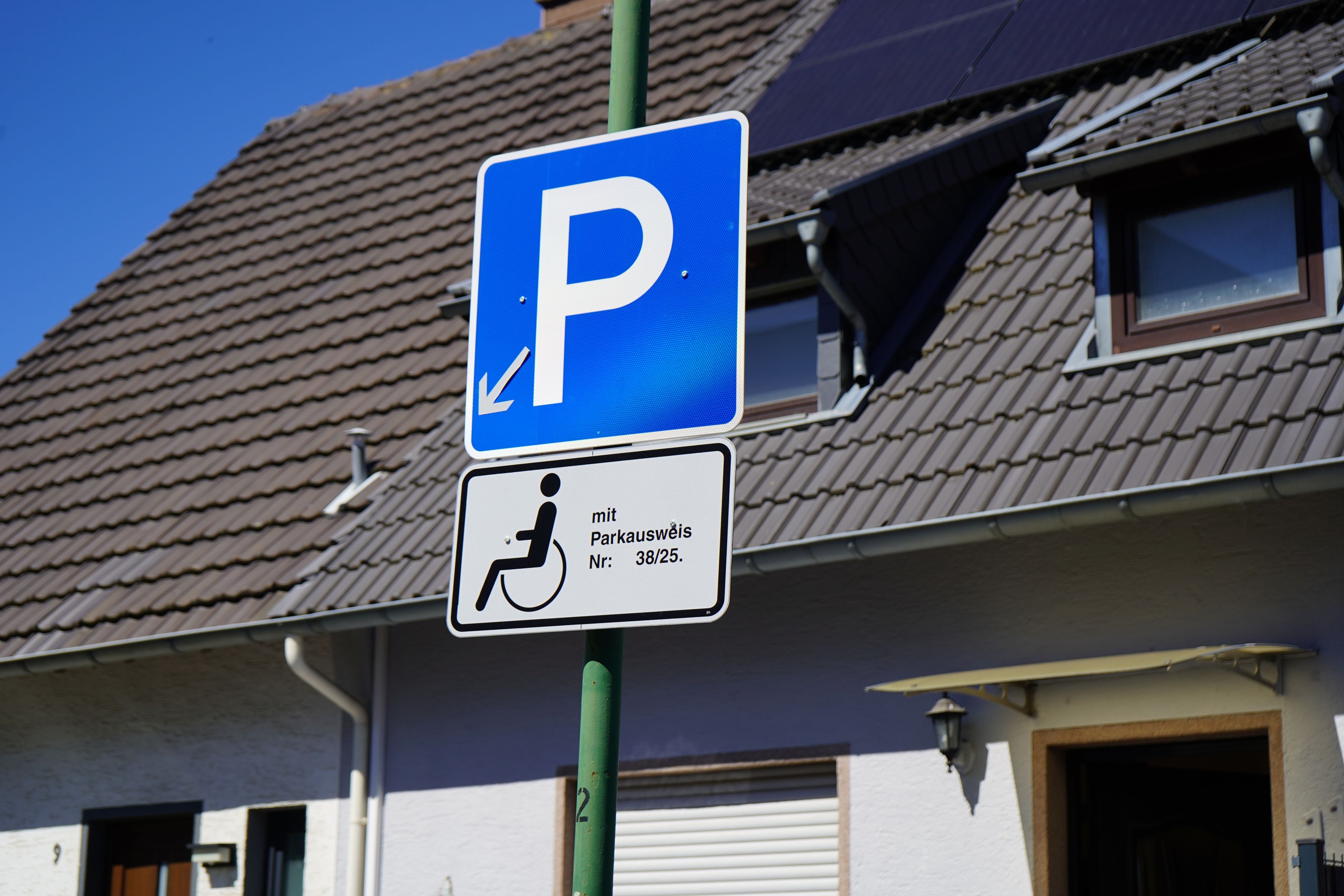 Das Bild zeigt ein Schild, das einen Behindertenparkplatz ausweist.