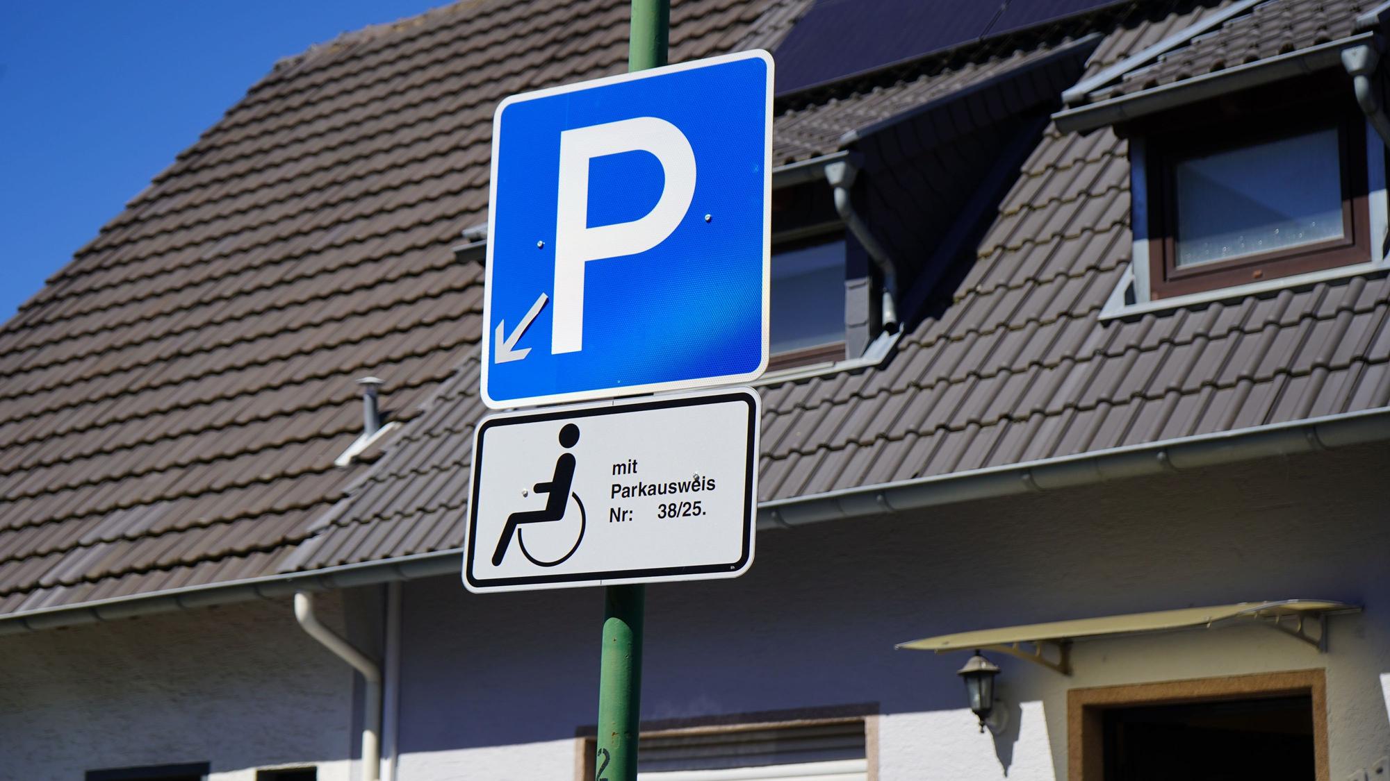 Das Bild zeigt ein Schild, das einen Behindertenparkplatz ausweist.
