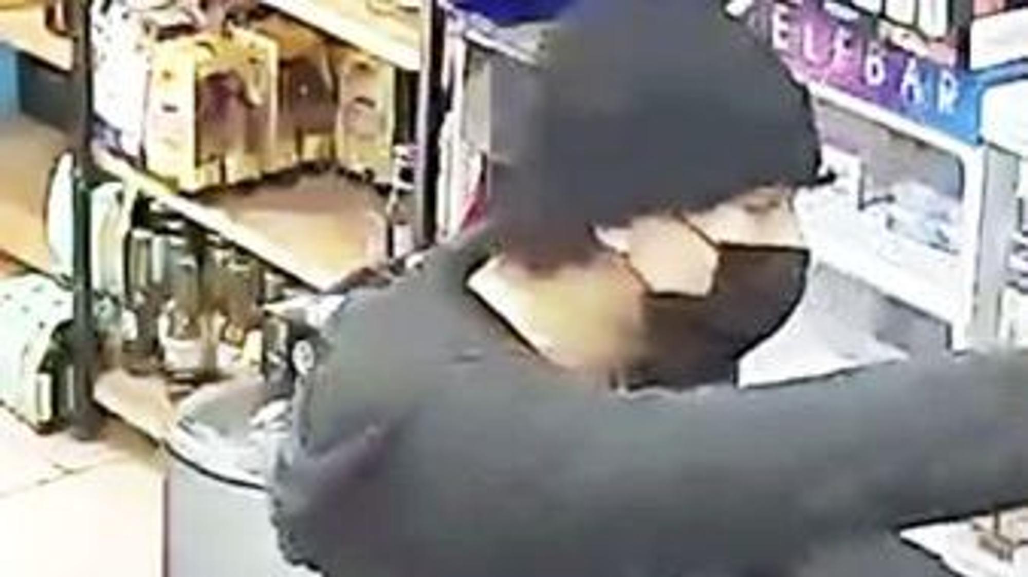 Bilder einer Überwachungskamera zeigen den Überfall auf den Kiosk in Sülz.