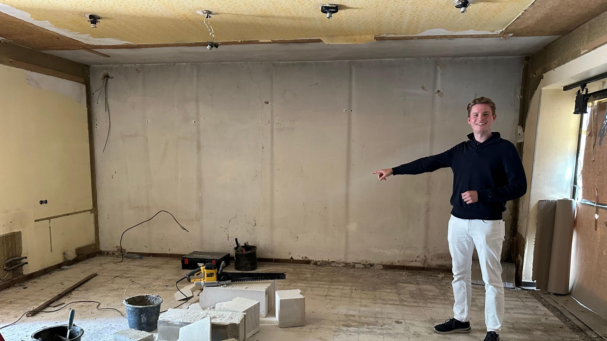 Hier stand früher die Verkaufstheke der Bäckerei Profittlich in Niederpleis. Kevin Linnenbrügger führt durch entkernte Haus.
