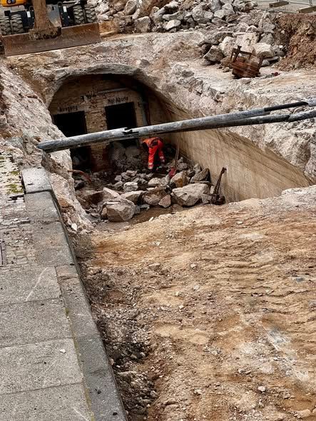 Ein Mitarbeiter vom Tiefbauamt nimmt die Bunkeranlage in Bonn-Tannenbusch in Augenschein.