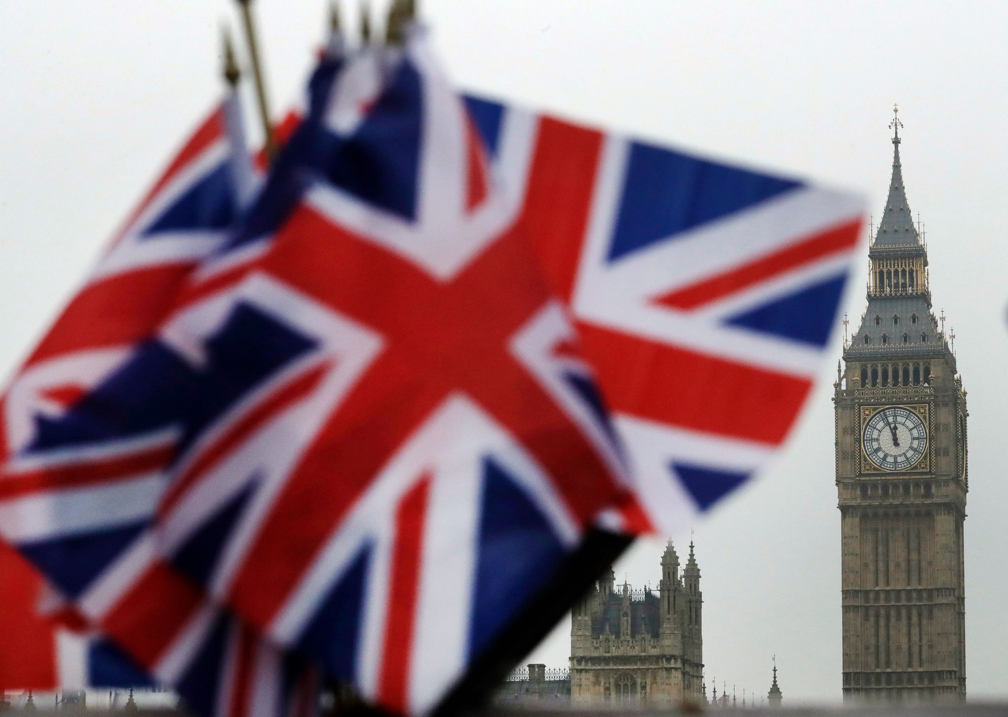 Britische Flaggen vor dem Parlament