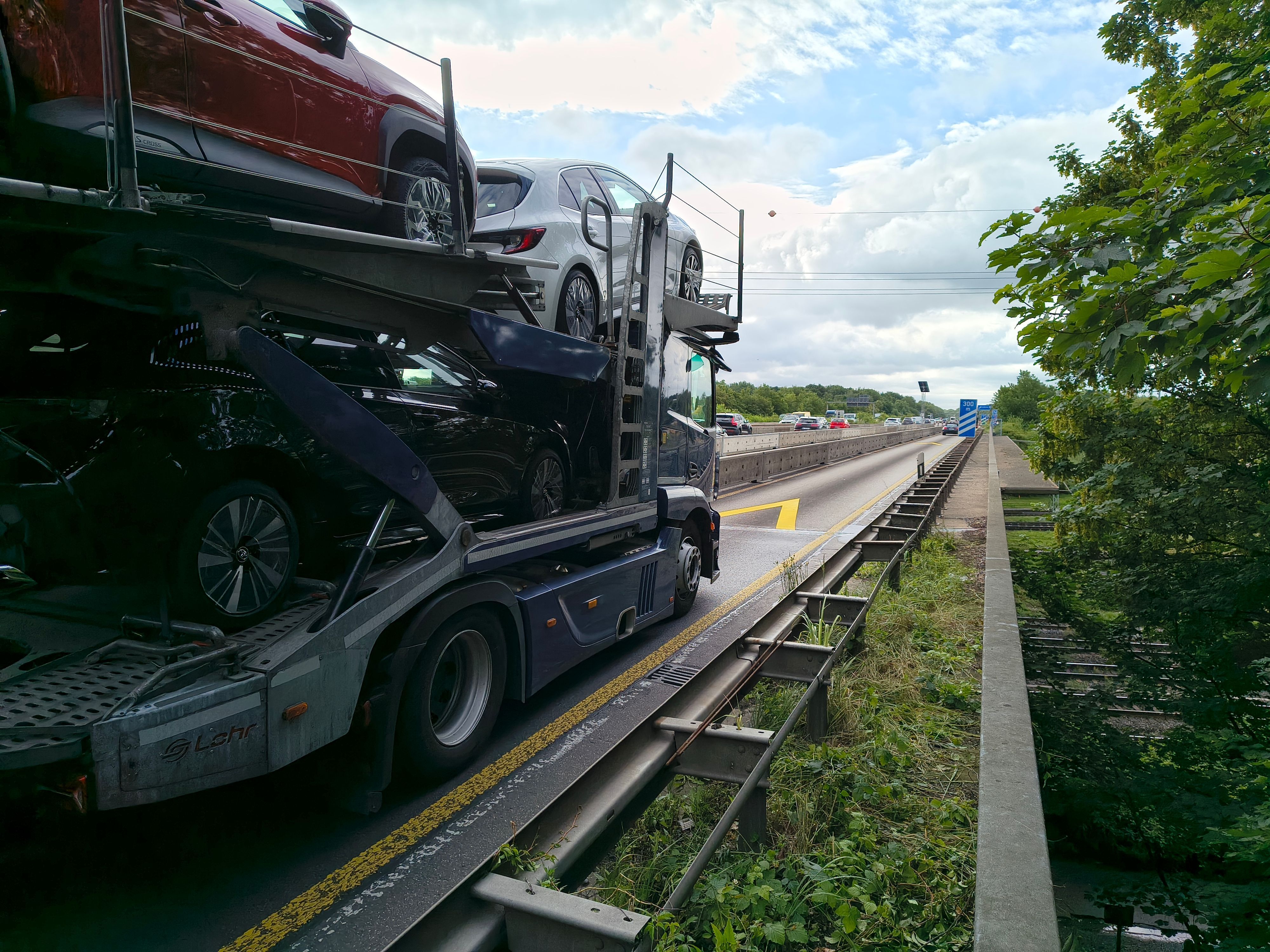 Die A4-Autobahnbrücke am Eifeltor am Donnerstagmorgen. Trotz Verbots rollt hier der Schwerlastverkehr Richtung Olpe.