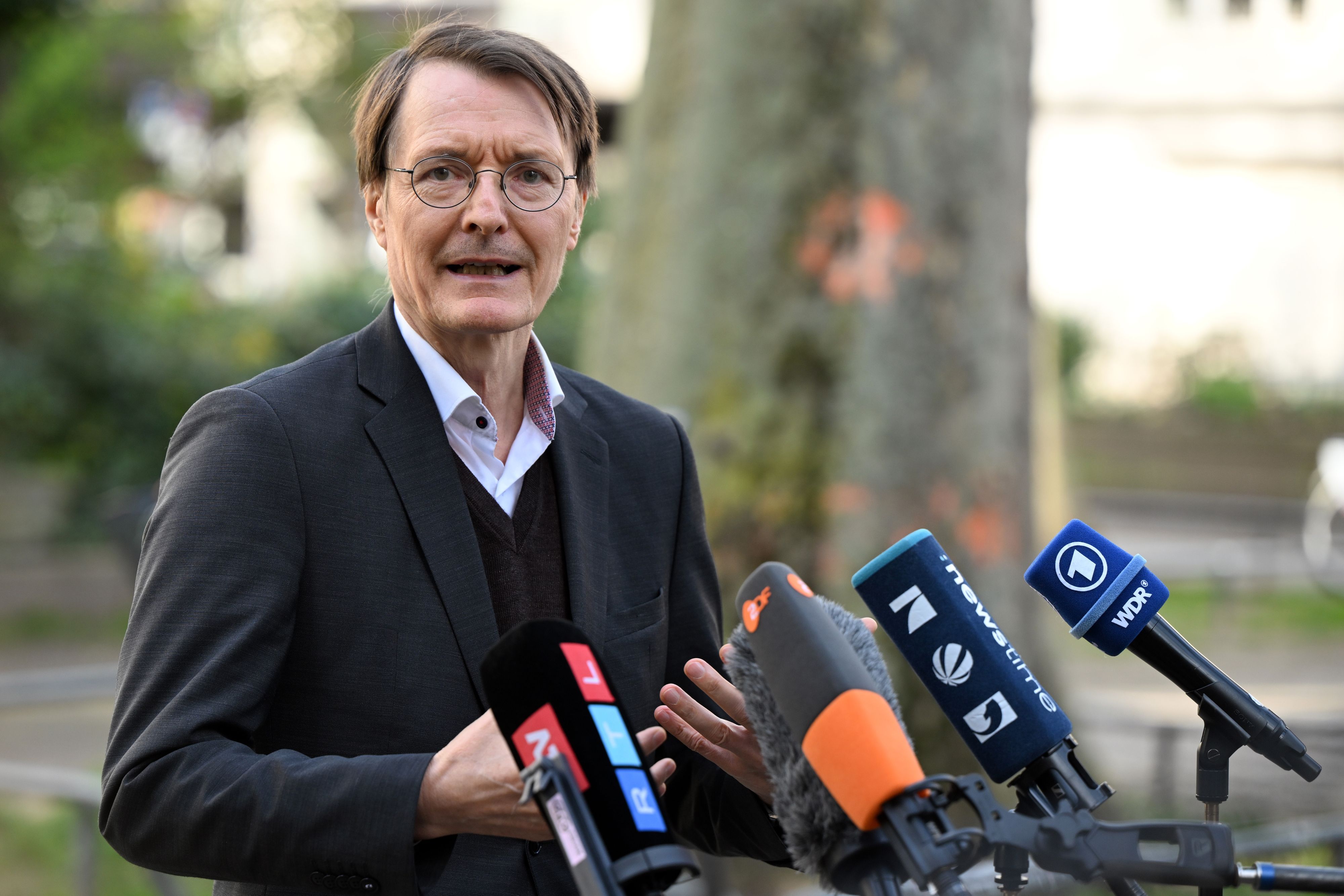 Karl Lauterbach (SPD) gab als Bundesminister für Gesundheit mehrfach Pressekonferenzen auf dem Brüsseler Platz, wie hier 2024.