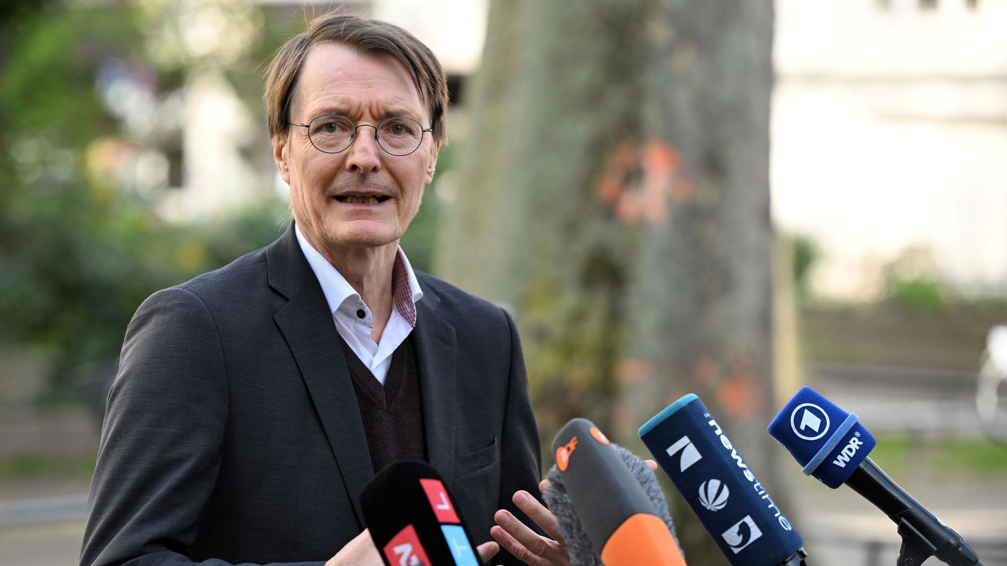 Karl Lauterbach (SPD) gab als Bundesminister für Gesundheit mehrfach Pressekonferenzen auf dem Brüsseler Platz, wie hier 2024.
