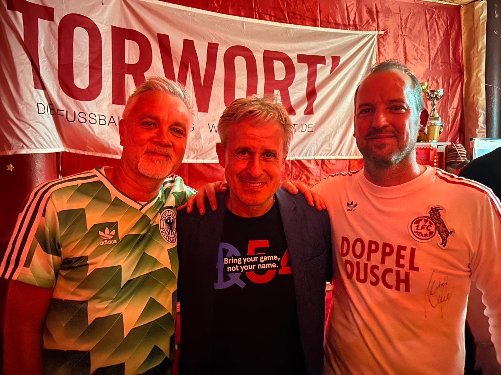 Zu sehen sind Sascha Theisen, Frederic Latz  und Pierre Littbarski.