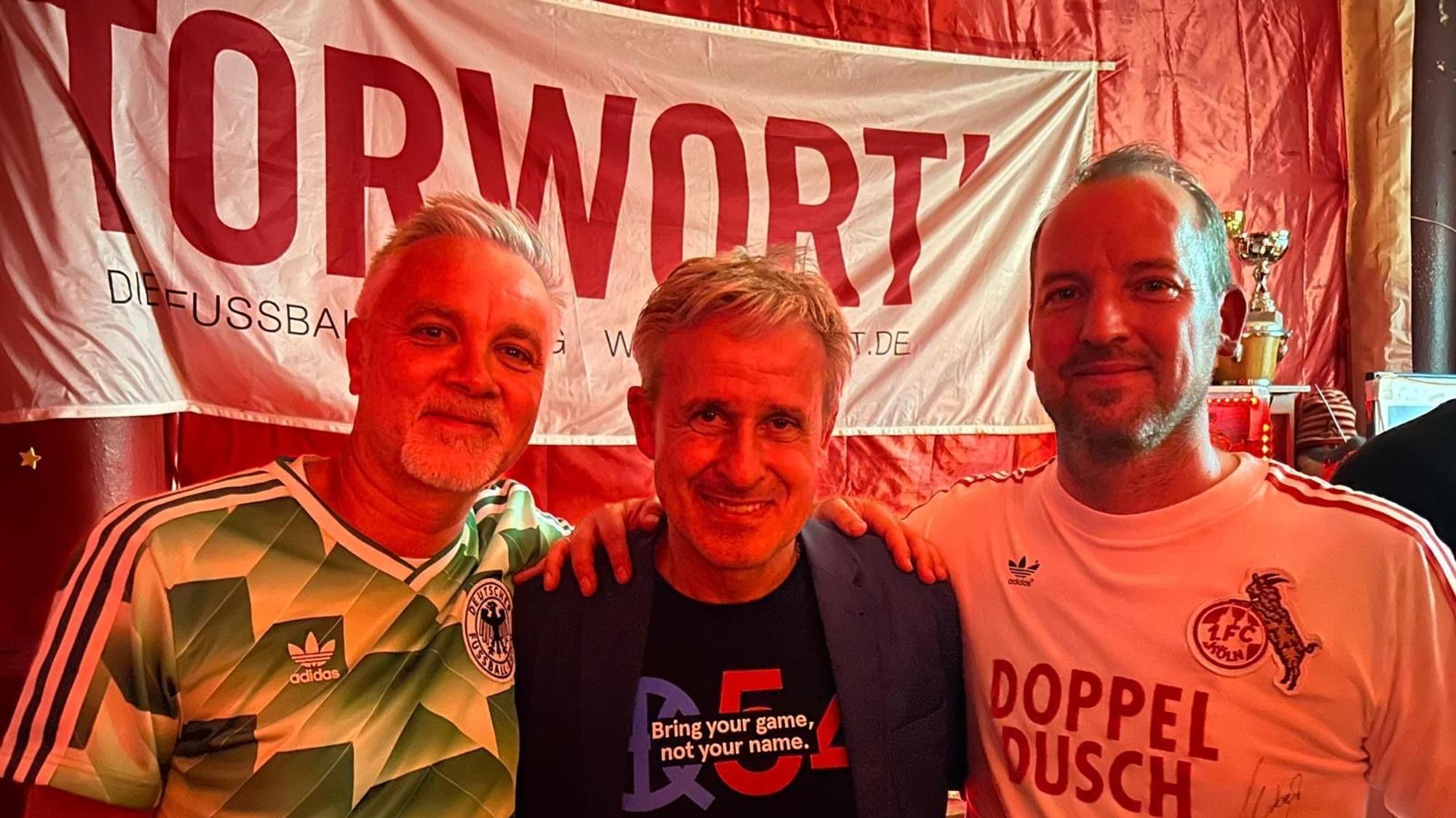Zu sehen sind Sascha Theisen, Frederic Latz und Pierre Littbarski.