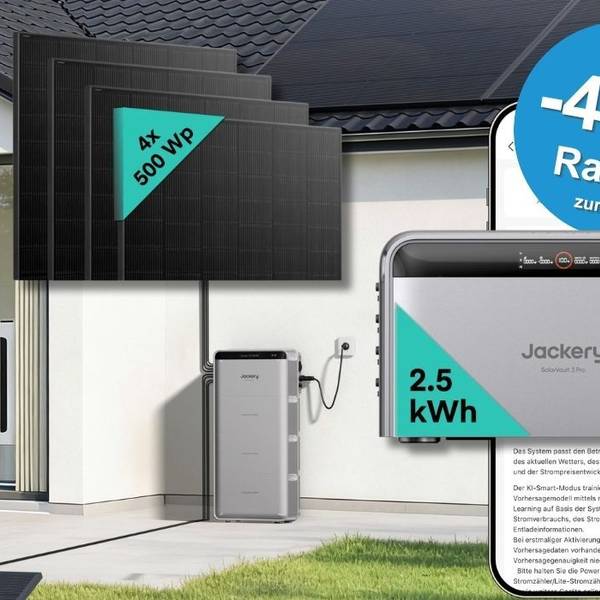 Produktgrafik von Yuma: Jackery SolarVault 3 Pro Heimspeicher mit 2,5 kWh an einer Hauswand montiert, daneben vier Solarmodule mit je 500 Wp. Rechts im Bild eine Smartphone-Ansicht der Jackery-App mit KI-Smart-Modus-Beschreibung. Ein blauer Button weist auf bis zu 43 Prozent Rabatt zur UVP hin.