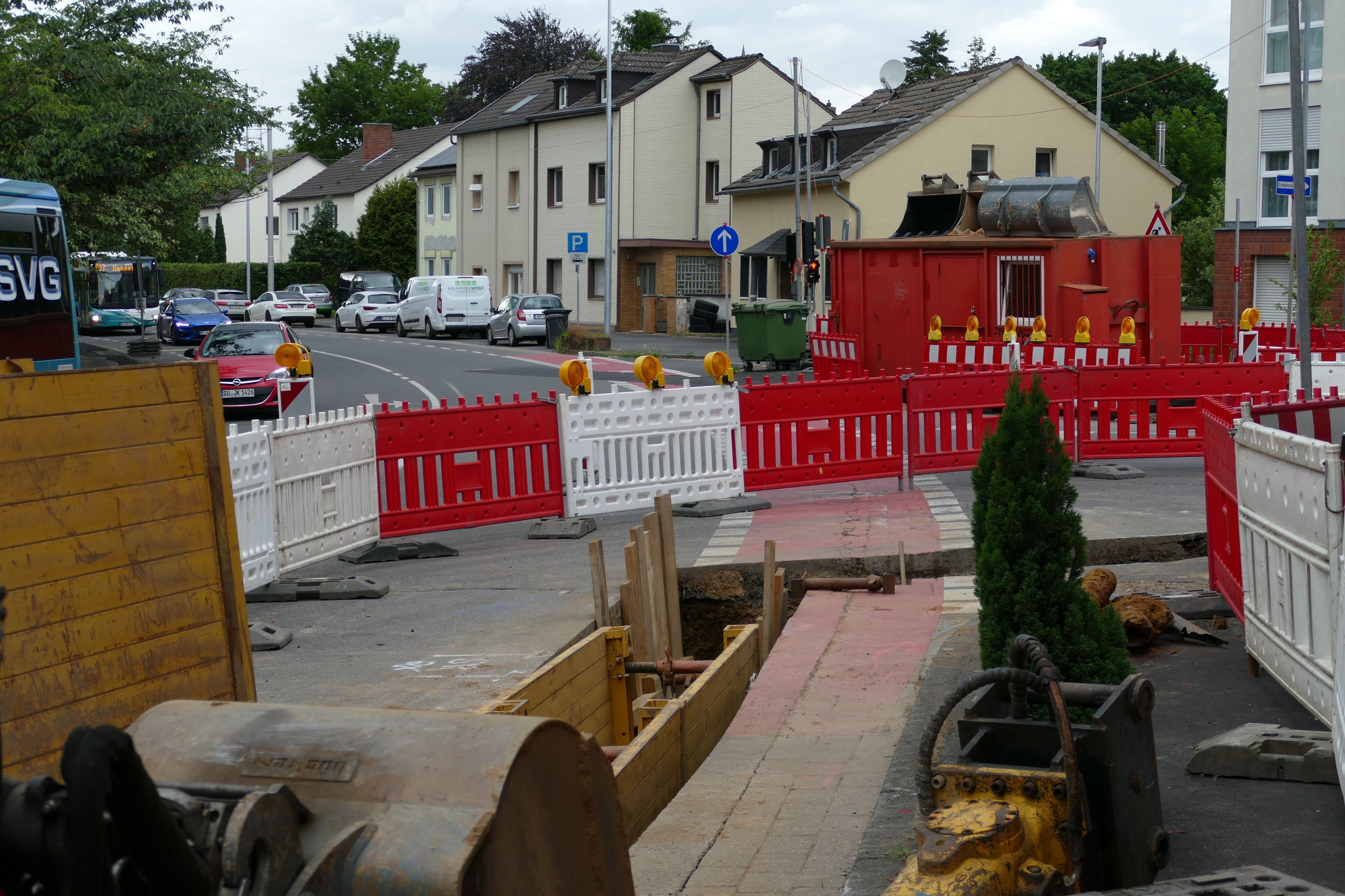 Die Kreuzung zwischen Frankfurter Straße und Wahnbachtalstraße wird zu einem Kreisel umgebaut.