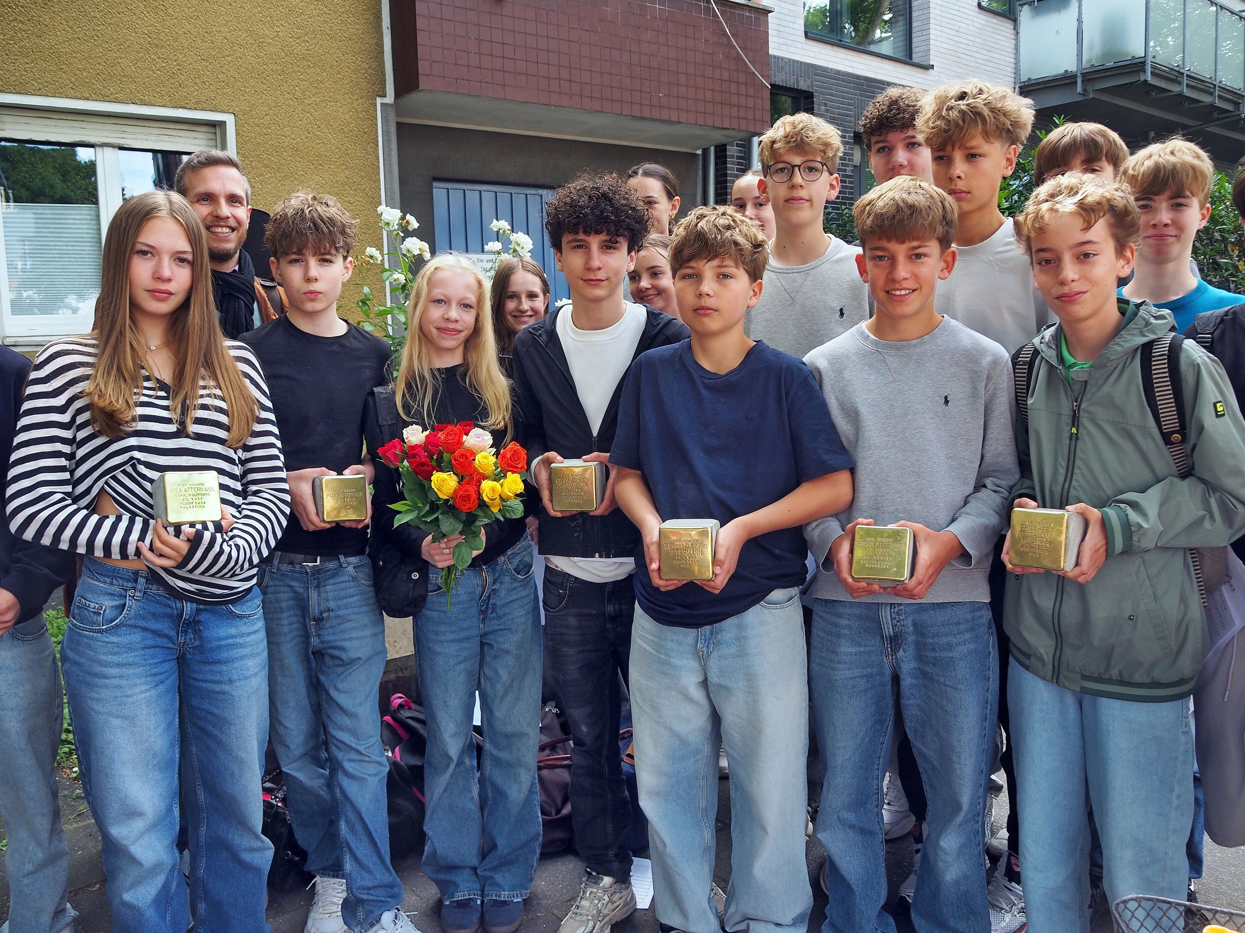 Die Schüler und Schülerinnen der 8d übernahmen Patenschaften für zwei der sechs Stolpersteine für die Familie Attermann und hatten für die Verlegung eine Feier vorbereitet. Zu dieser kam auch Amit Landau (2. von links), ein Angehöriger der Familie, aus Tel Aviv.