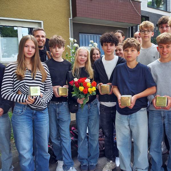 Die Schüler und Schülerinnen der 8d übernahmen Patenschaften für zwei der sechs Stolpersteine für die Familie Attermann und hatten für die Verlegung eine Feier vorbereitet. Zu dieser kam auch Amit Landau (2. von links), ein Angehöriger der Familie, aus Tel Aviv.