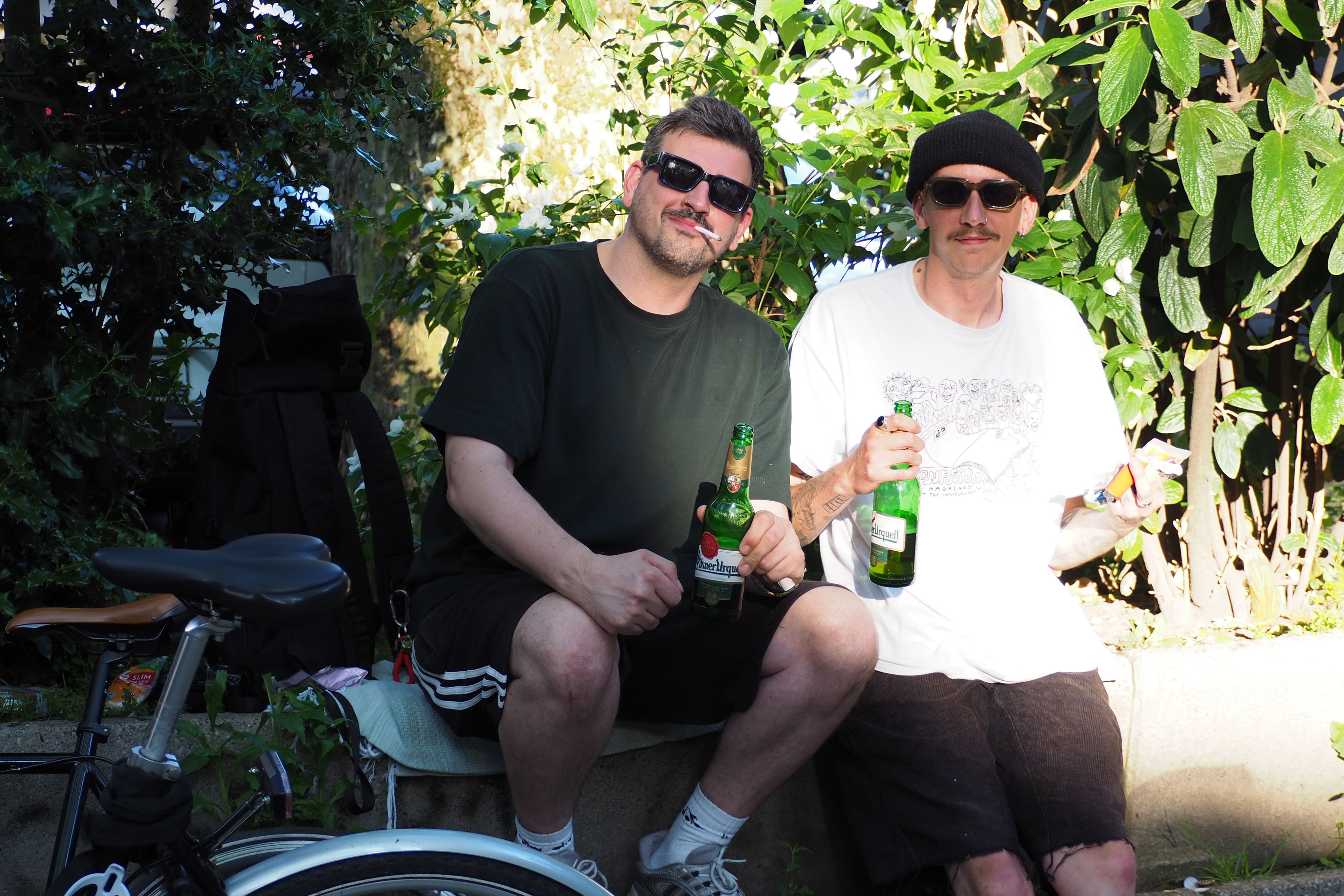 Die Freunde Yannick Schlomann (38) (links im Bild) und Danny Leicher (32, Anwohner) treffen sich seit 14 Jahren auf dem Brüsseler Platz