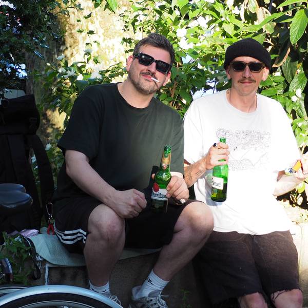 Die Freunde Yannick Schlomann (38) (links im Bild) und Danny Leicher (32, Anwohner) treffen sich seit 14 Jahren auf dem Brüsseler Platz