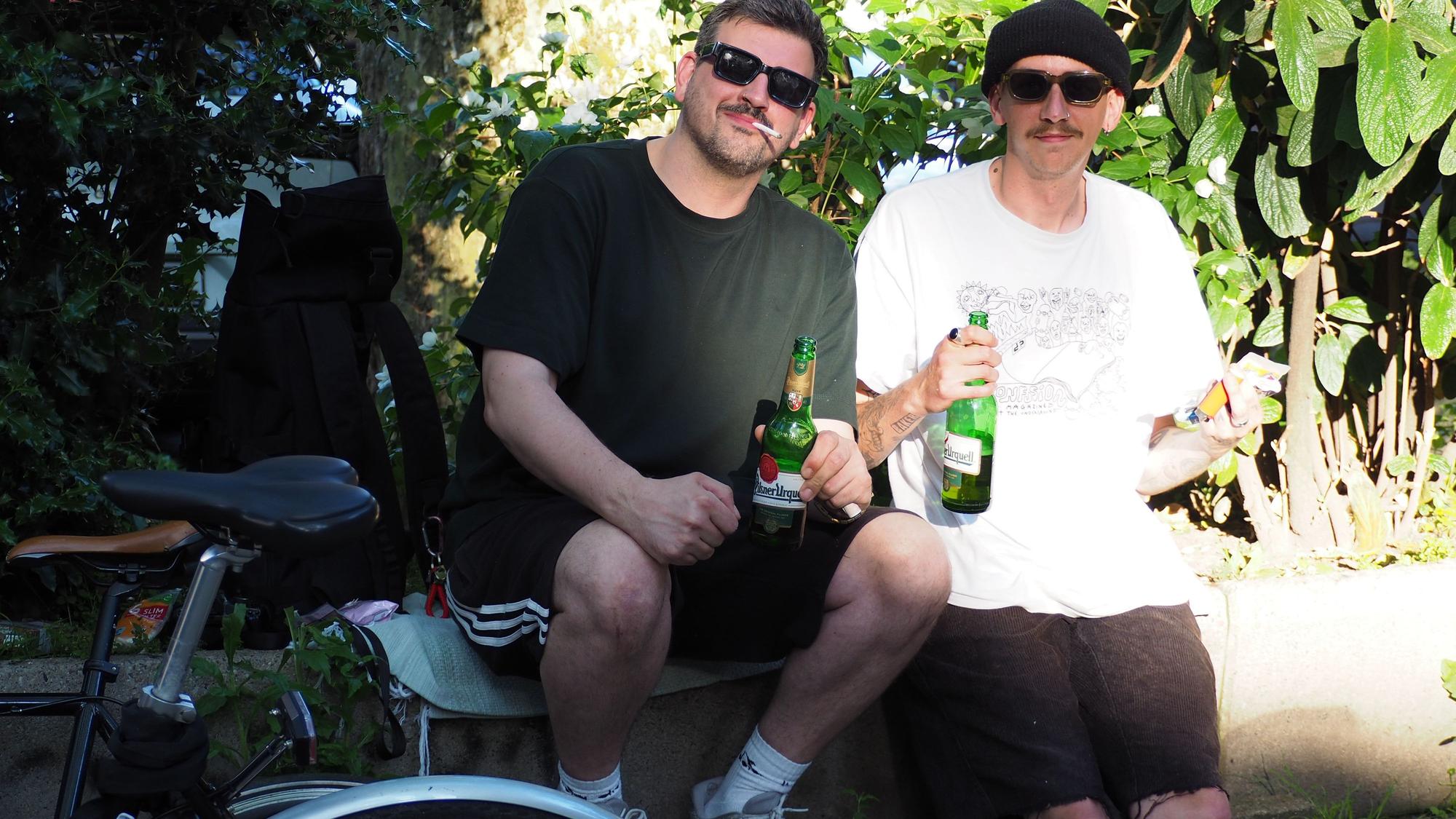 Die Freunde Yannick Schlomann (38) (links im Bild) und Danny Leicher (32, Anwohner) treffen sich seit 14 Jahren auf dem Brüsseler Platz