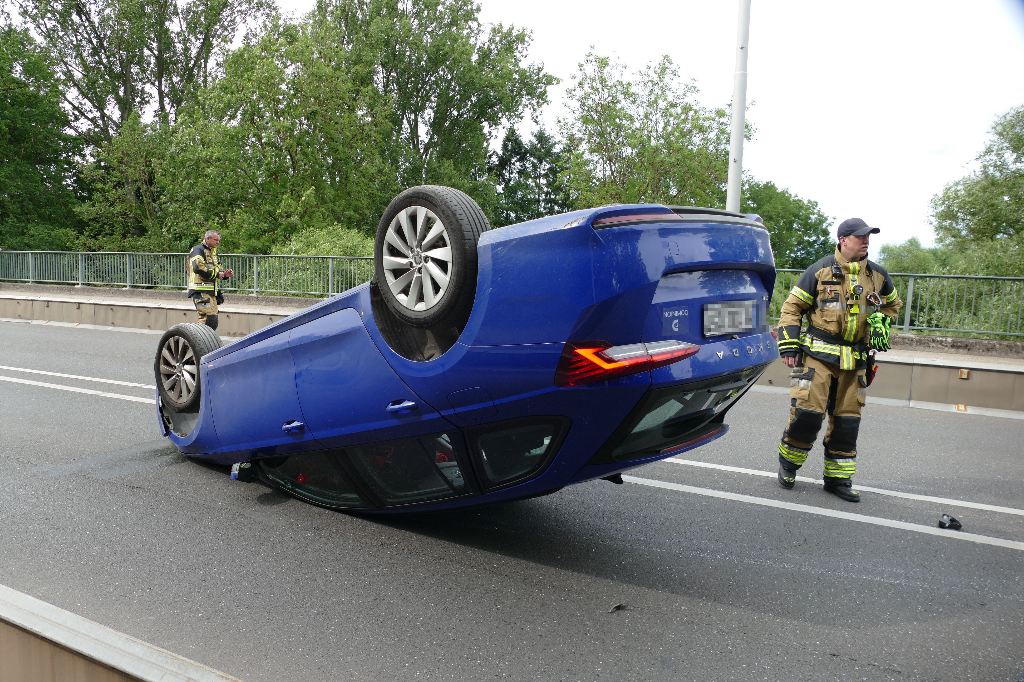 Ein Auto landete bei dem Unfall auf dem Dach.