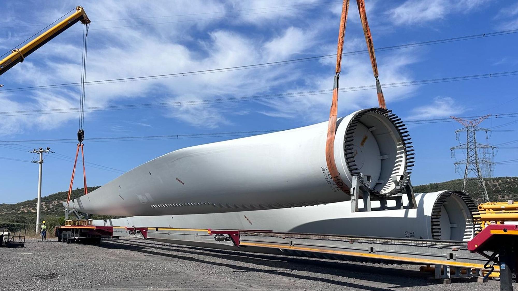 DHL befördert Rotorblätter für eine Windkraftanlagen von Houston, USA, über 7.500 Meilen nach Izmir in der Türkei. Jedes Blatt war 50 Meter lang und wog etwa 14 Tonnen.