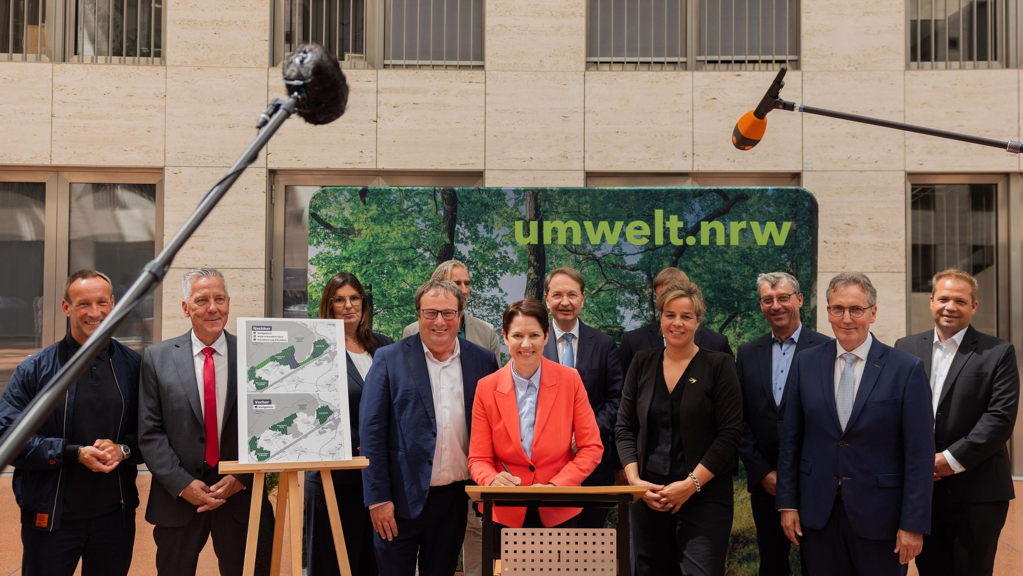 Auf dem Foto sind Vertreter der Landesregierung, von RWE und Naturschutzverbänden sowie Bürgermeister zu sehen.