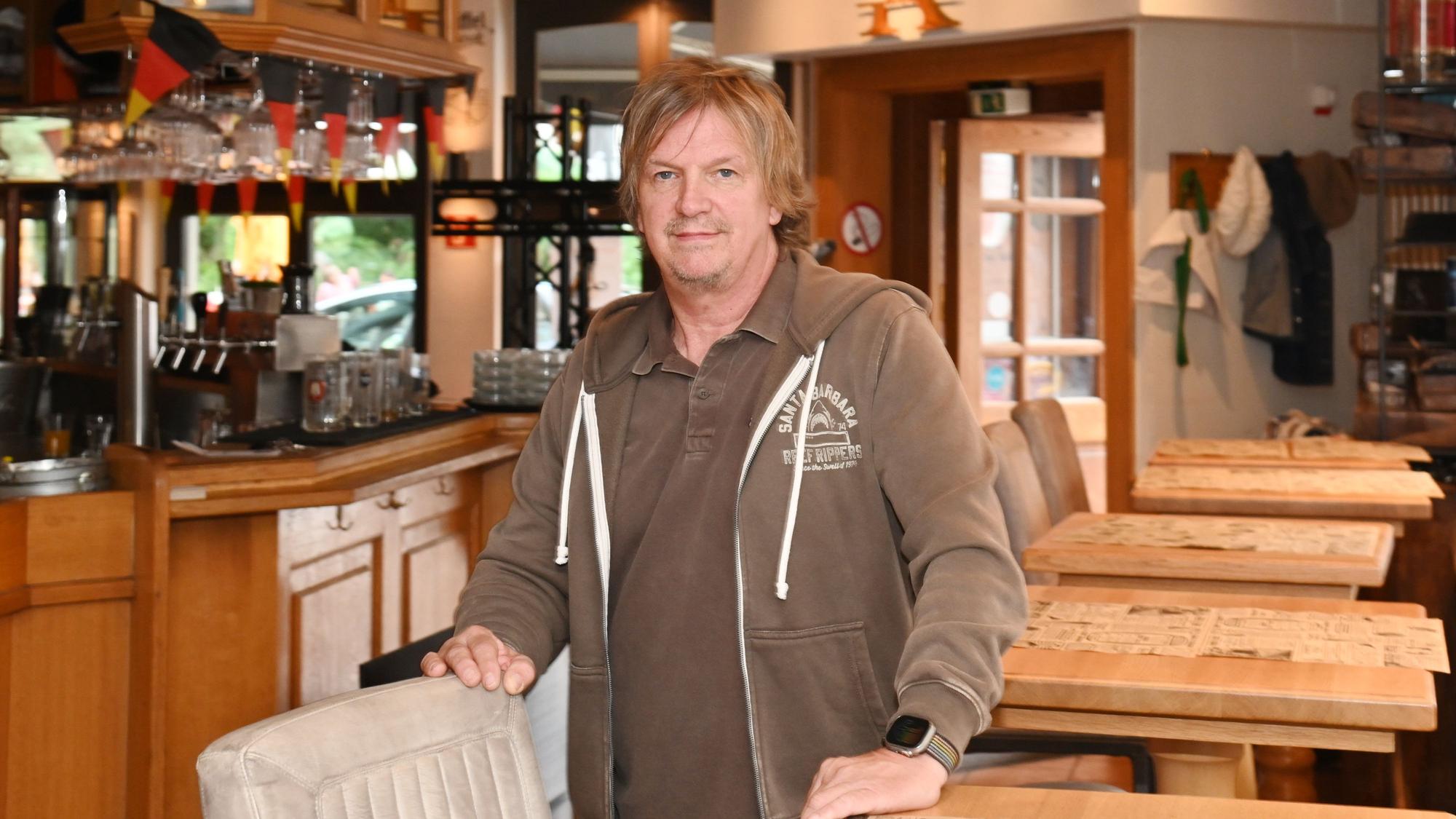 10.06.2026 Köln. Christian Becker ist Betreiber des Restaurants „Tante Kurt“ am Brüsseler Platz. Foto: Alexander Schwaiger