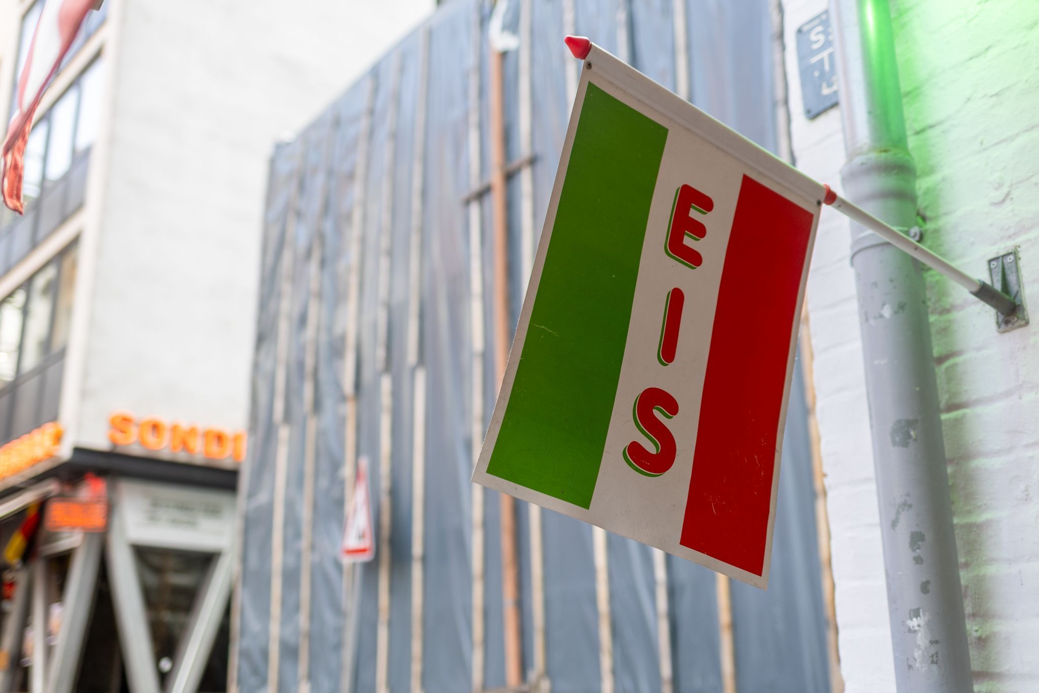 Eine Italienflagge mit der Aufschrift „Eis“.