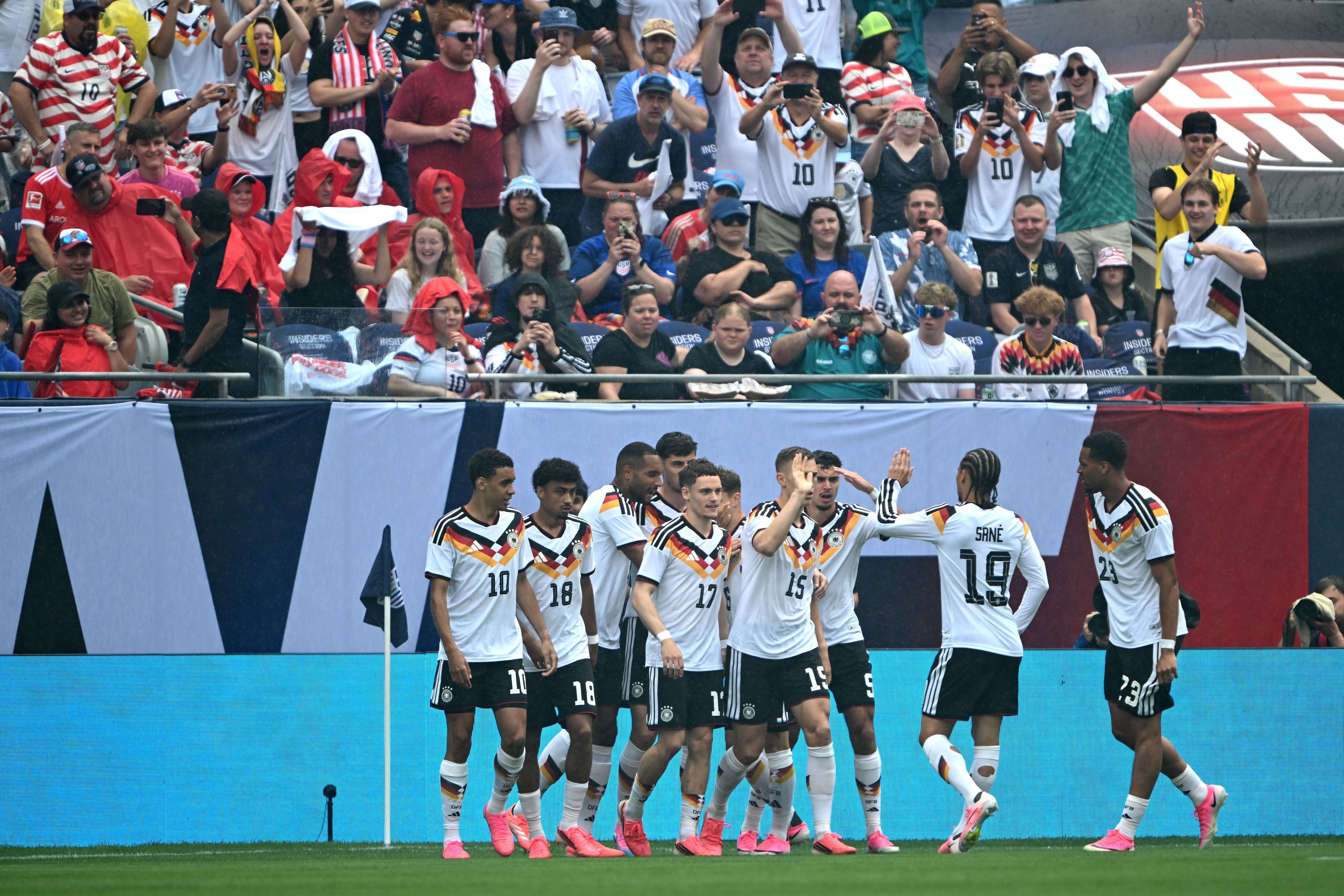 Deutschlands Spieler bejubeln das 1:0 gegen die USA.