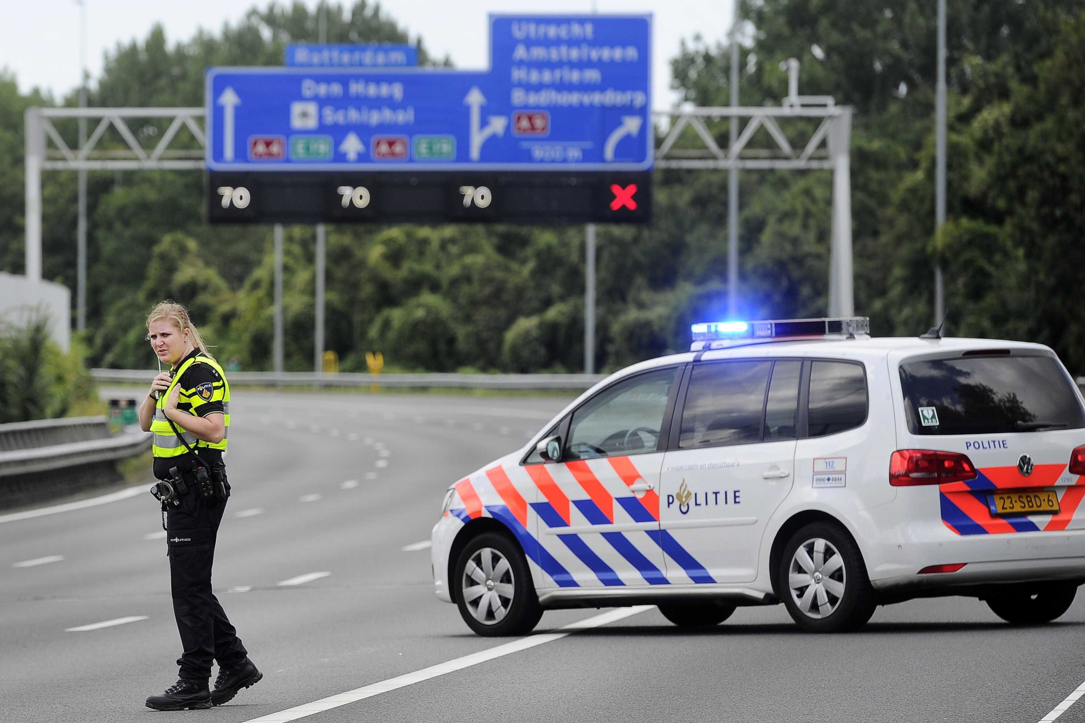Ein Polizeiwagen steht in den Niederlanden auf einer Straße. (Symbolbild)