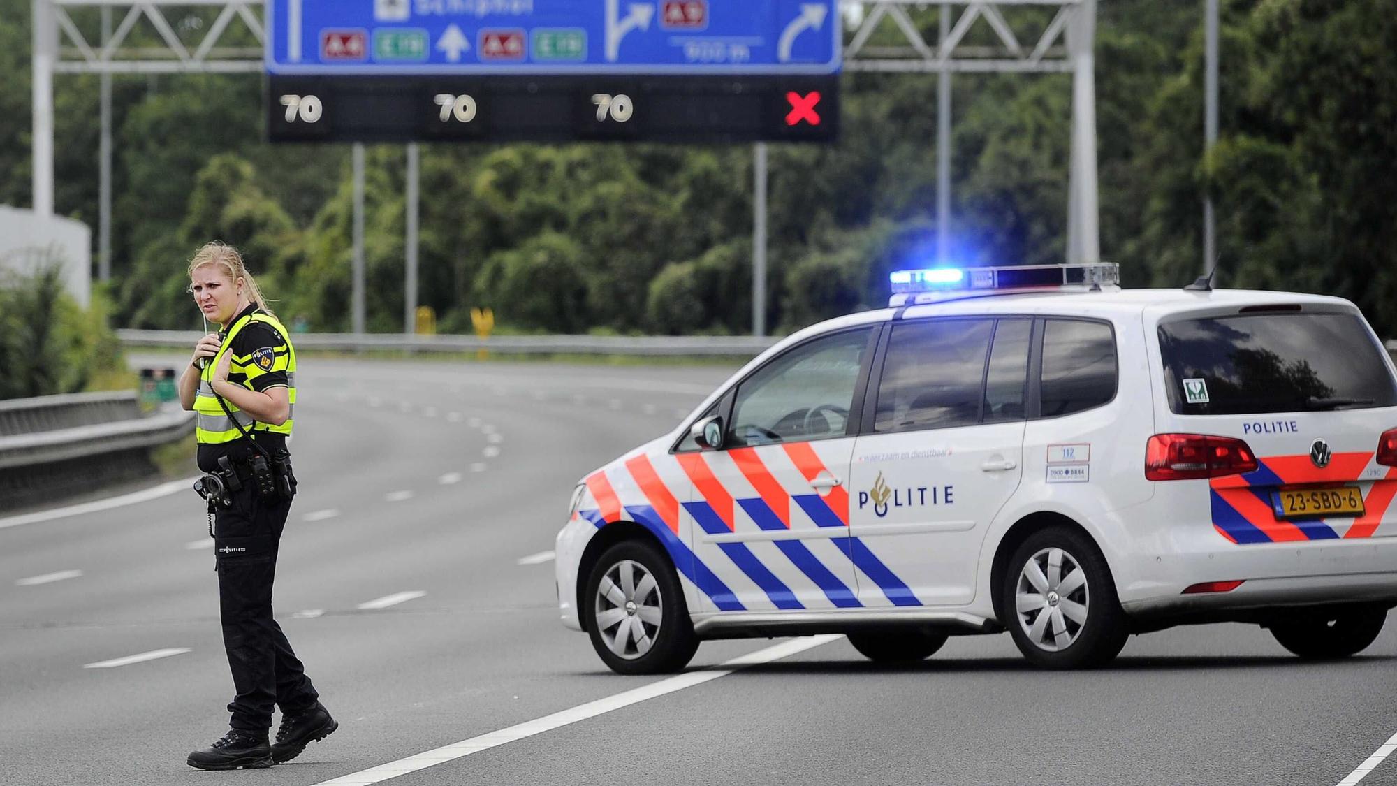 Ein Polizeiwagen steht in den Niederlanden auf einer Straße. (Symbolbild)