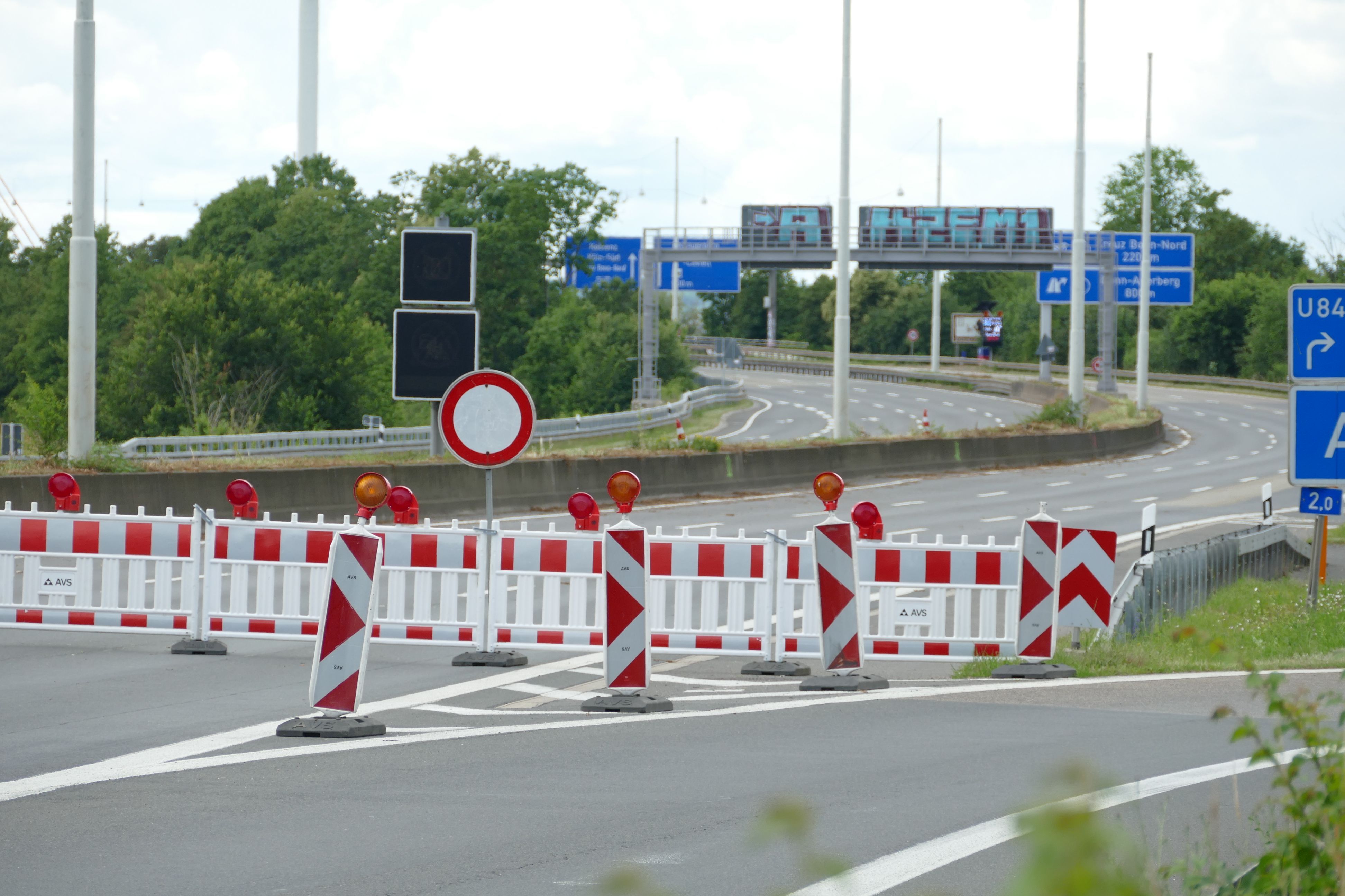 Der Weg zur Nordbrücke ist komplett für den Verkehr versperrt.