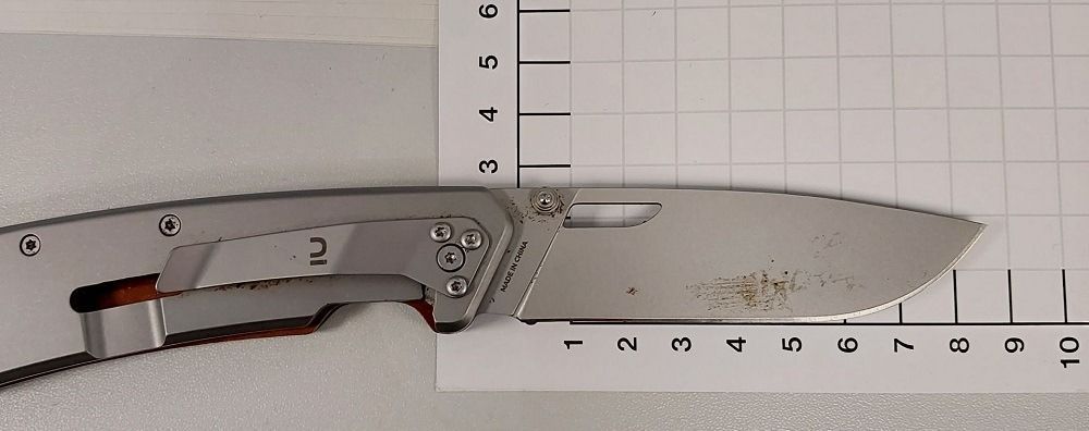 Zwei Messer im Handgepäck am Flughafen Köln/Bonn gefunden.