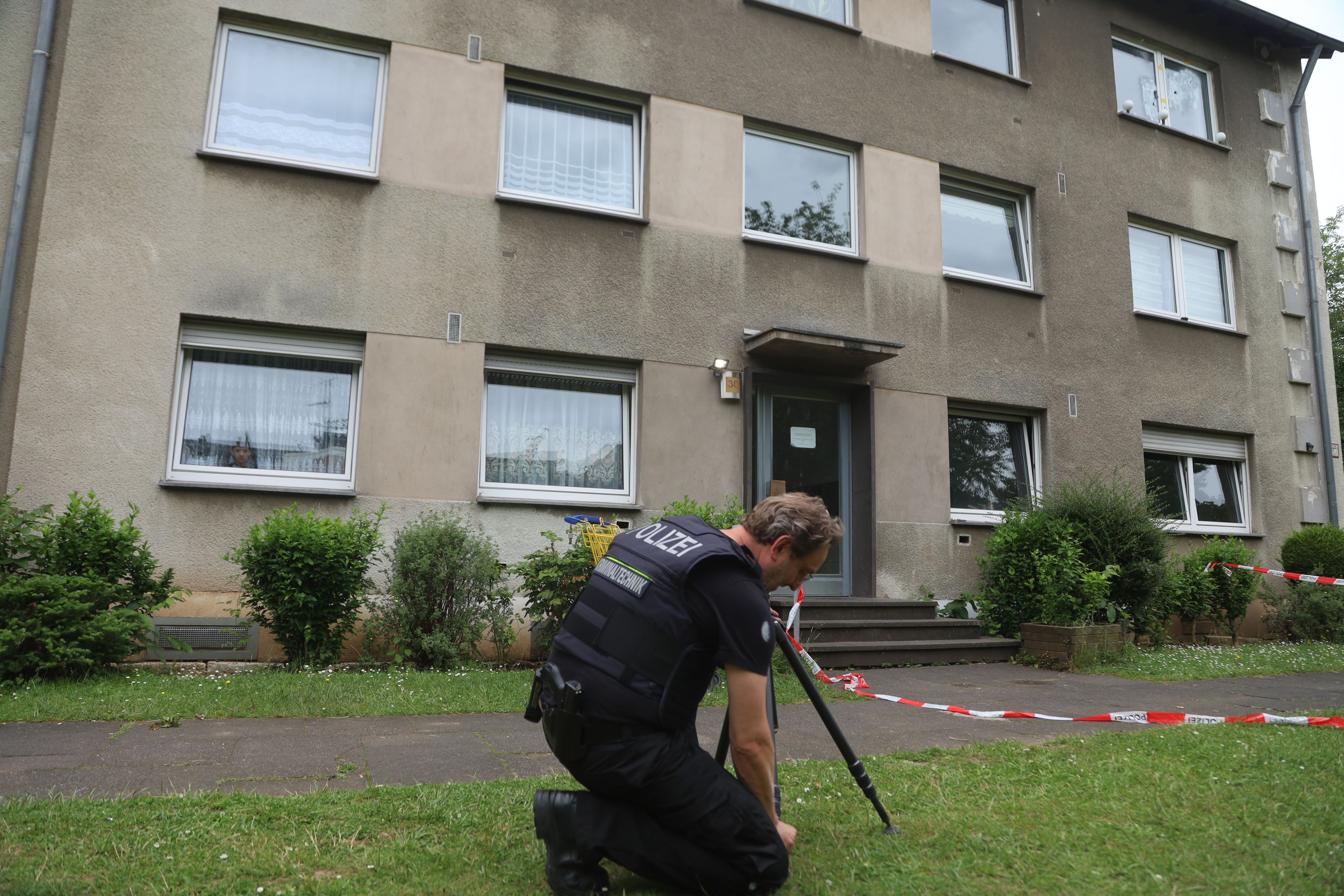 Unbekannte Täter und Täterinnen haben in der Nacht zu Montag Schüsse auf ein Mehrfamilienhaus in Bilderstöckchen abgegeben.