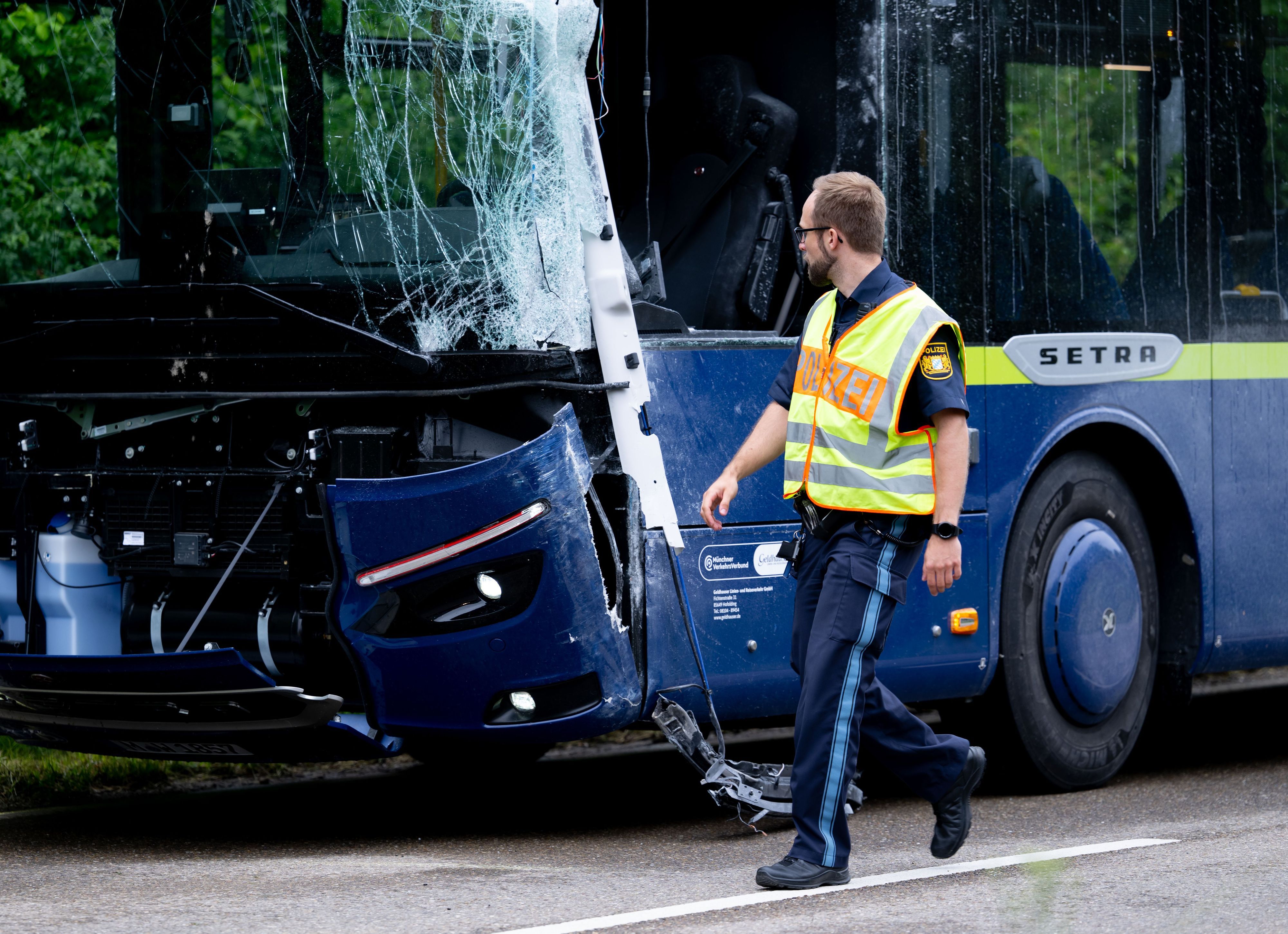 Die Polizei ermittelt nach dem tödlichen Bus-Unfall in Oberbayern.