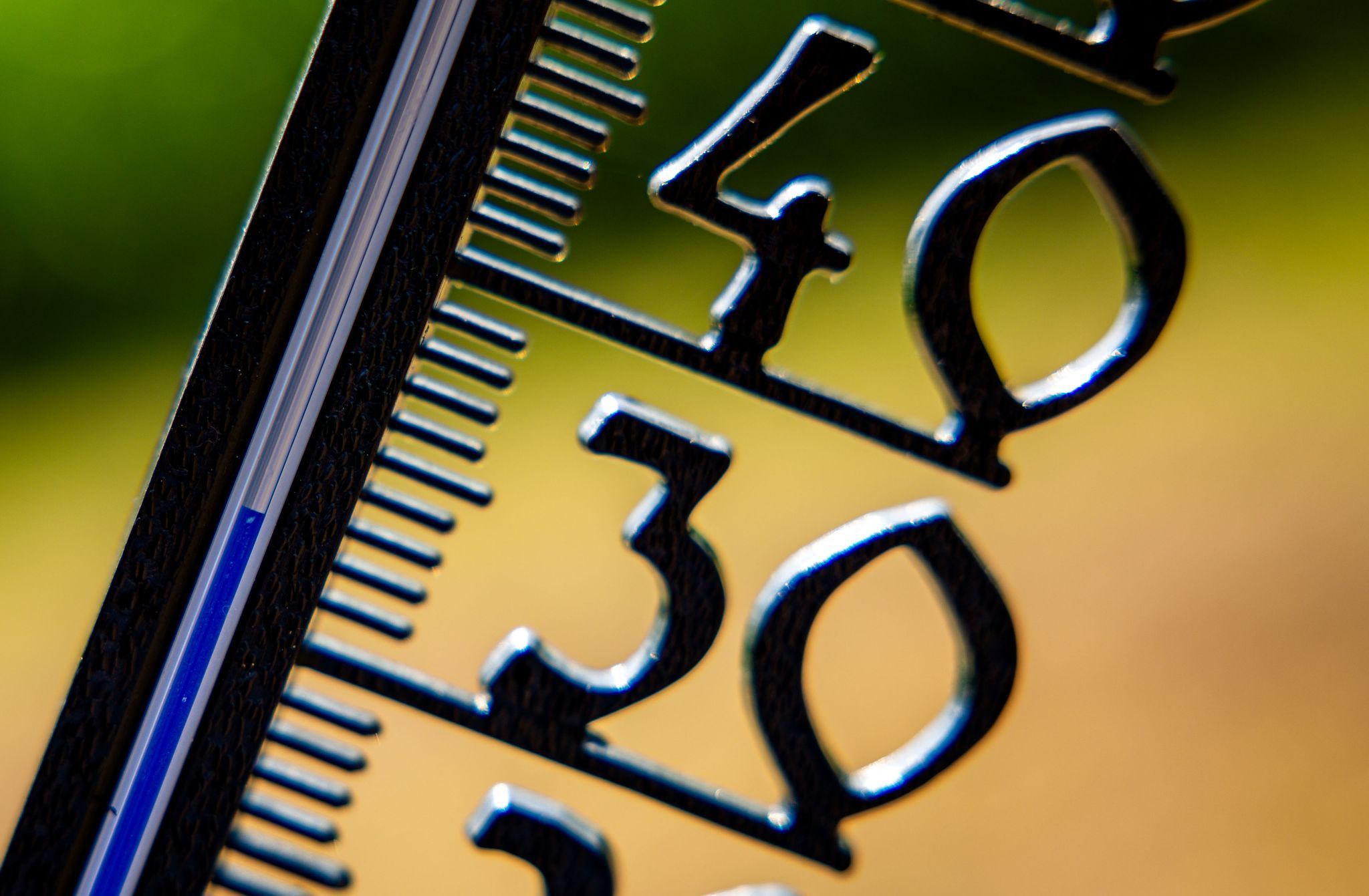 Ein Außenthermometer zeigt über 30 Grad Celsius an