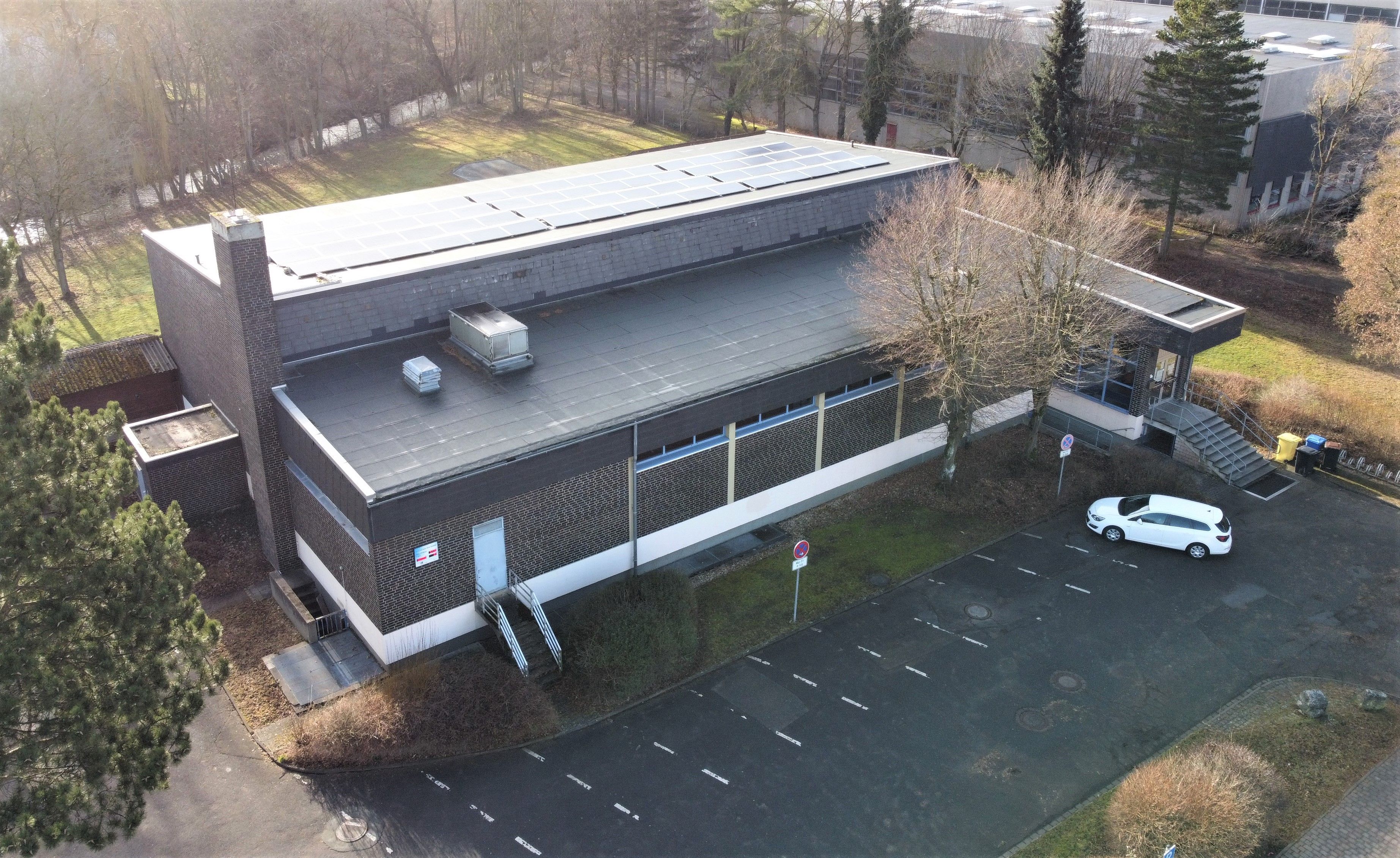 Blick von oben auf das alte Gebäude des Hallenbads in Kall.