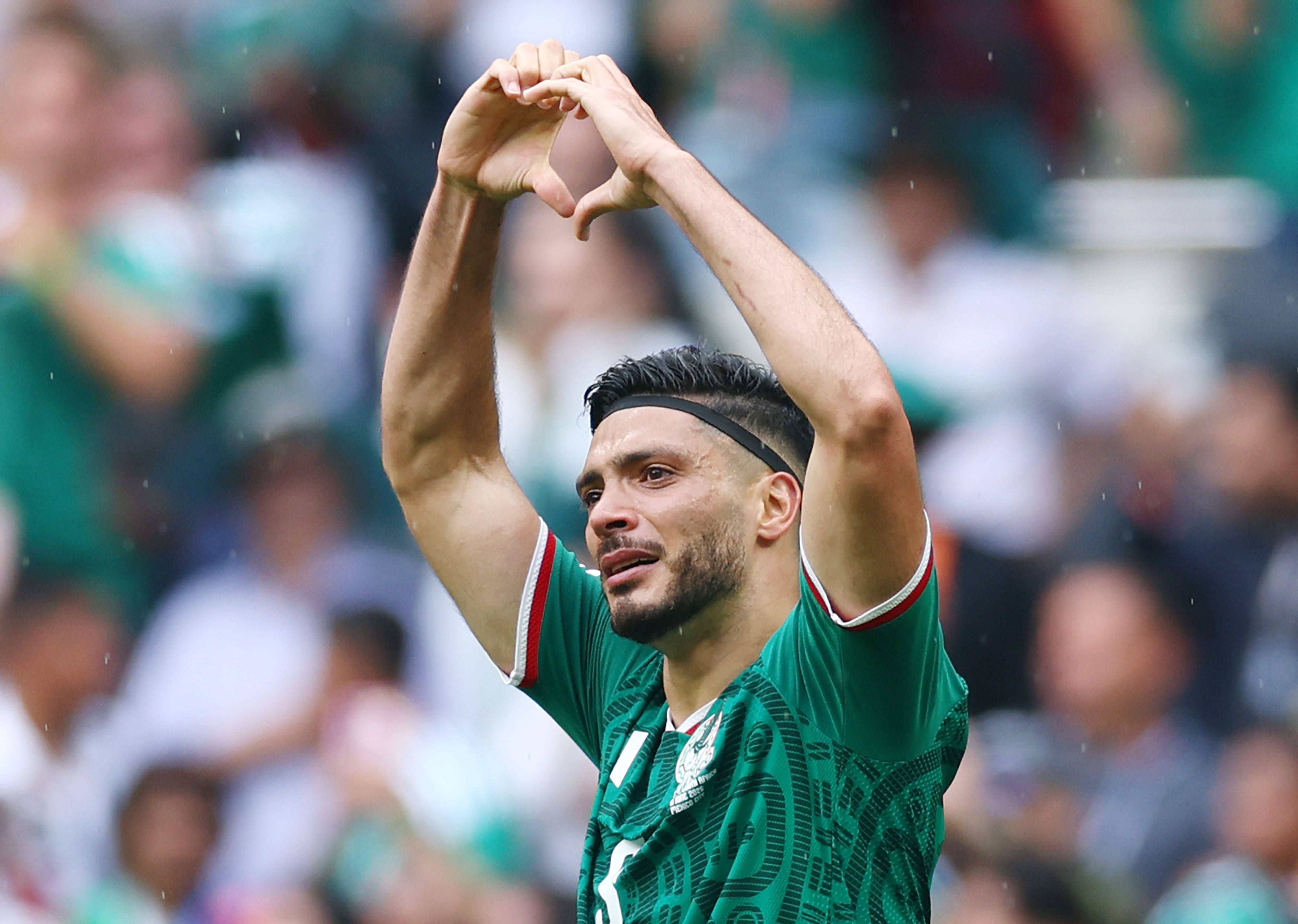 Raúl Jiménez formt zum Jubel mit seinen Händen ein Herz.