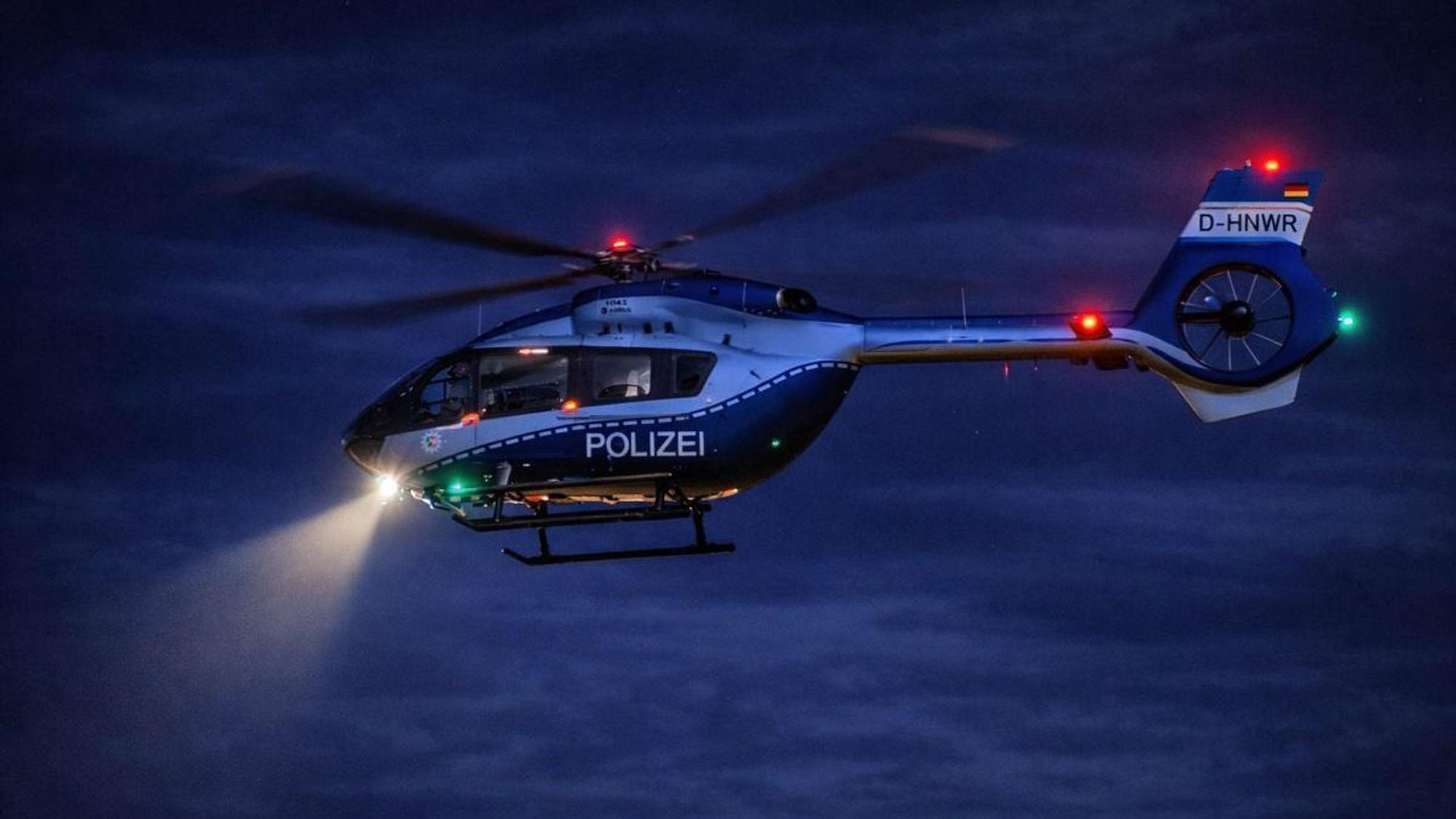 Ein Polizeihubschrauber im nächtlichen Einsatz. (Symbolbild)