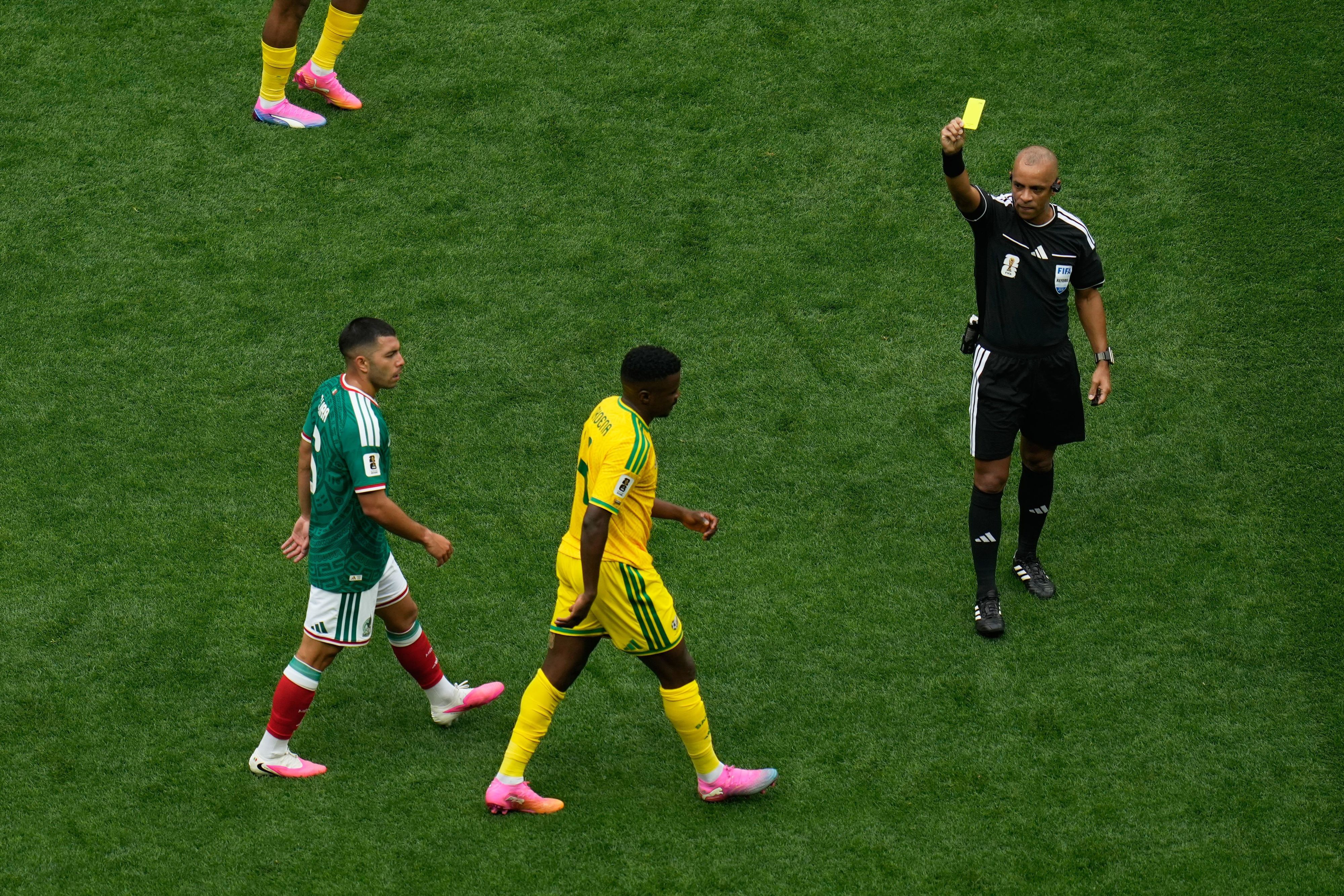 Schiedsrichter Wilton Sampaio (Brasilien) zeigt dem Südafrikaner Teboho Mokoena die Gelbe Karte.