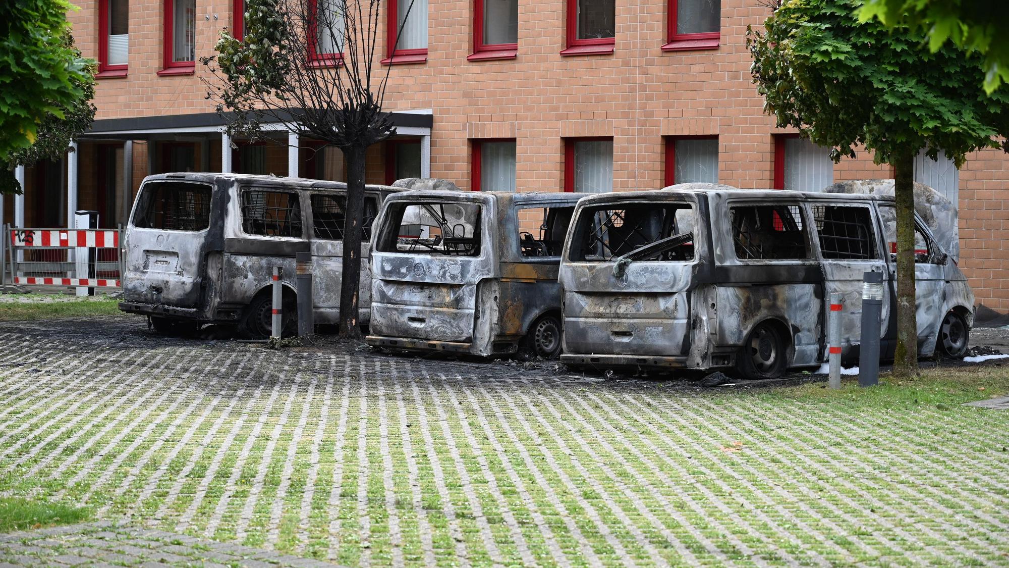 In Bergheim waren an der Kreisverwaltung drei Autos ausgebrannt.