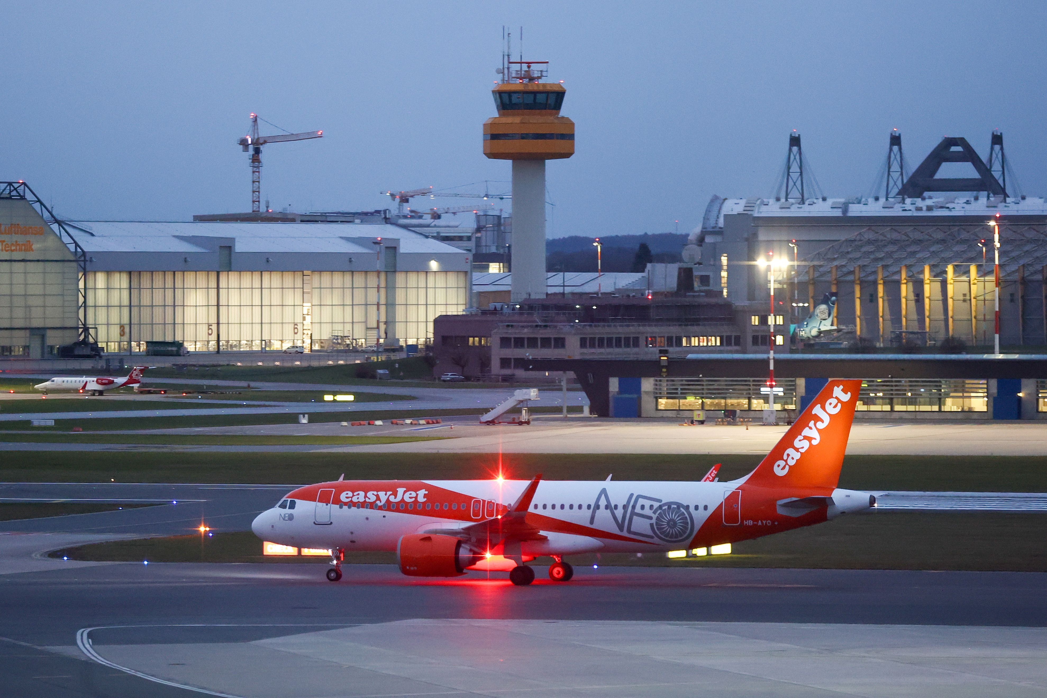 Ein Flugzeug kommt am Flughafen Hamburg an. (Archivfoto)