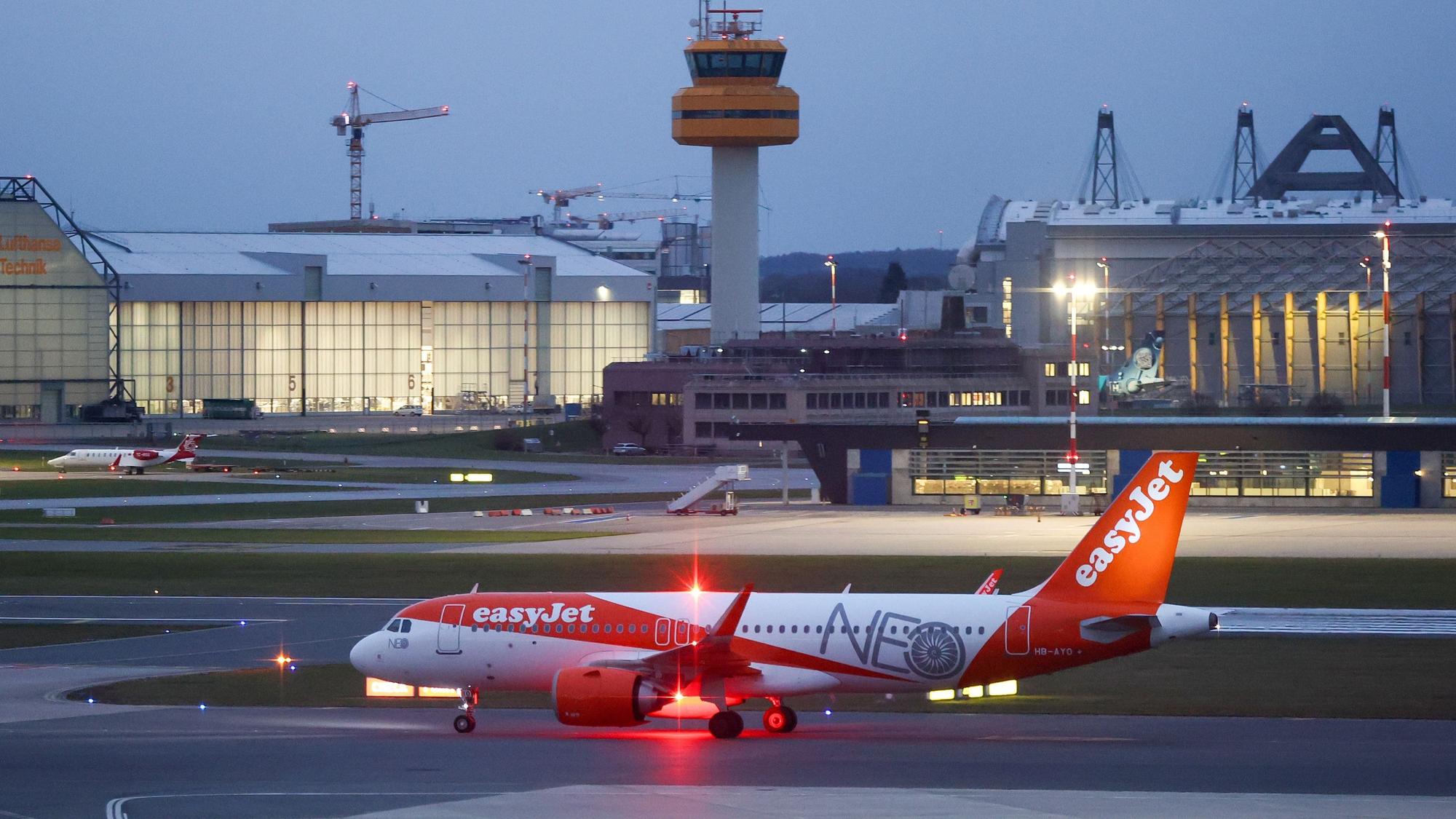 Ein Flugzeug kommt am Flughafen Hamburg an. (Archivfoto)