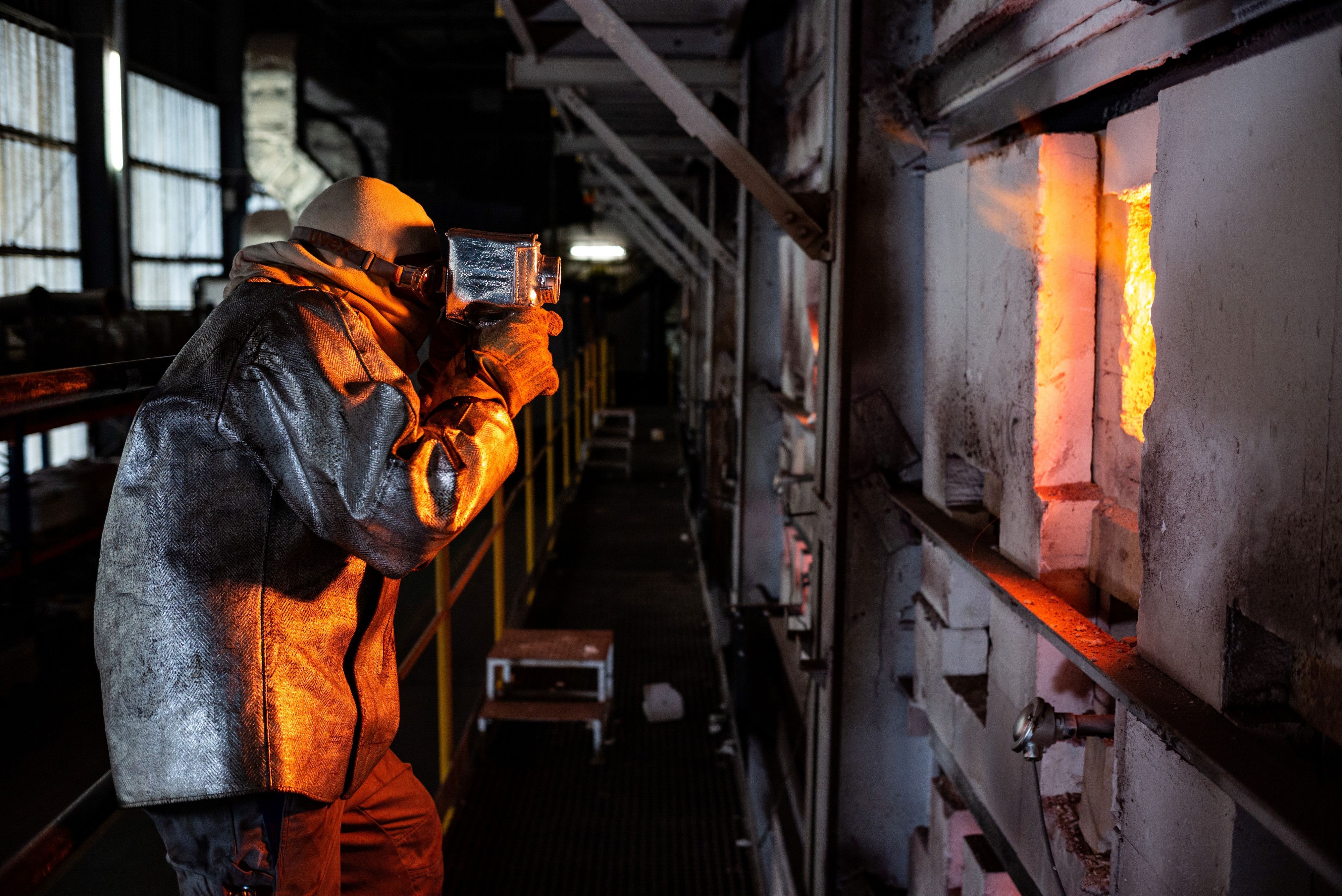 Pyrometermessung in der Glasfabrik Porz. Dabei wird die Temperatur der Glasschmelze aus der Entfernung über die Infrarotstrahlung gemessen.