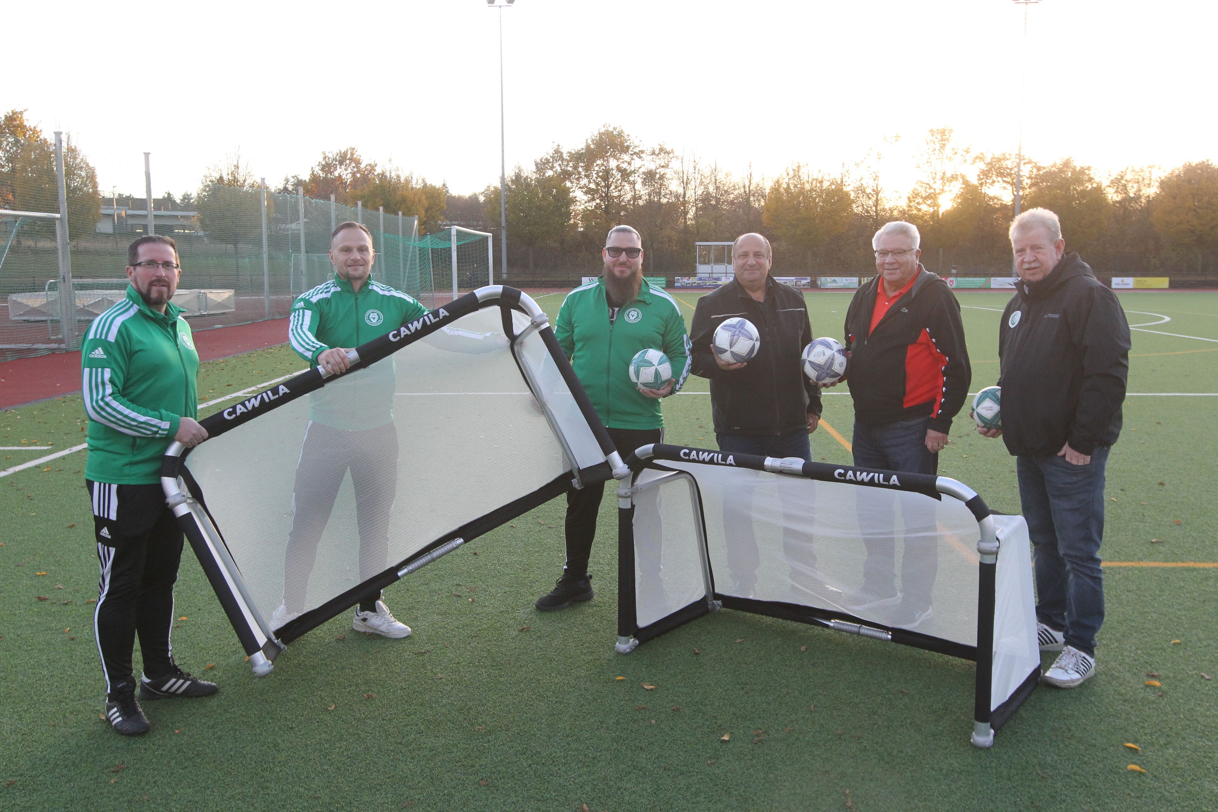 Der Fußball-Kreis Sieg hat knapp 50 der rund 80 Vereine mit einem Aluminium-Minitor unterstützt.