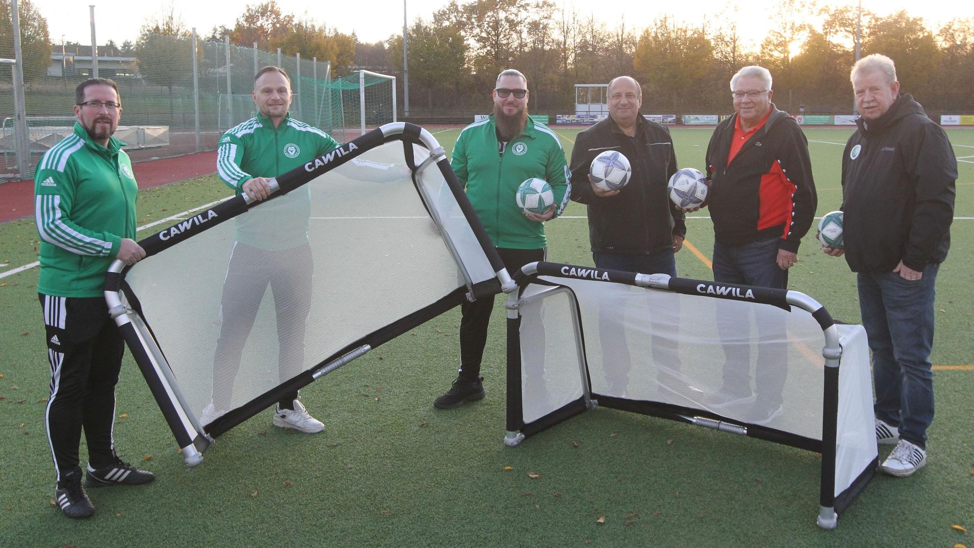 Der Fußball-Kreis Sieg hat knapp 50 der rund 80 Vereine mit einem Aluminium-Minitor unterstützt.
