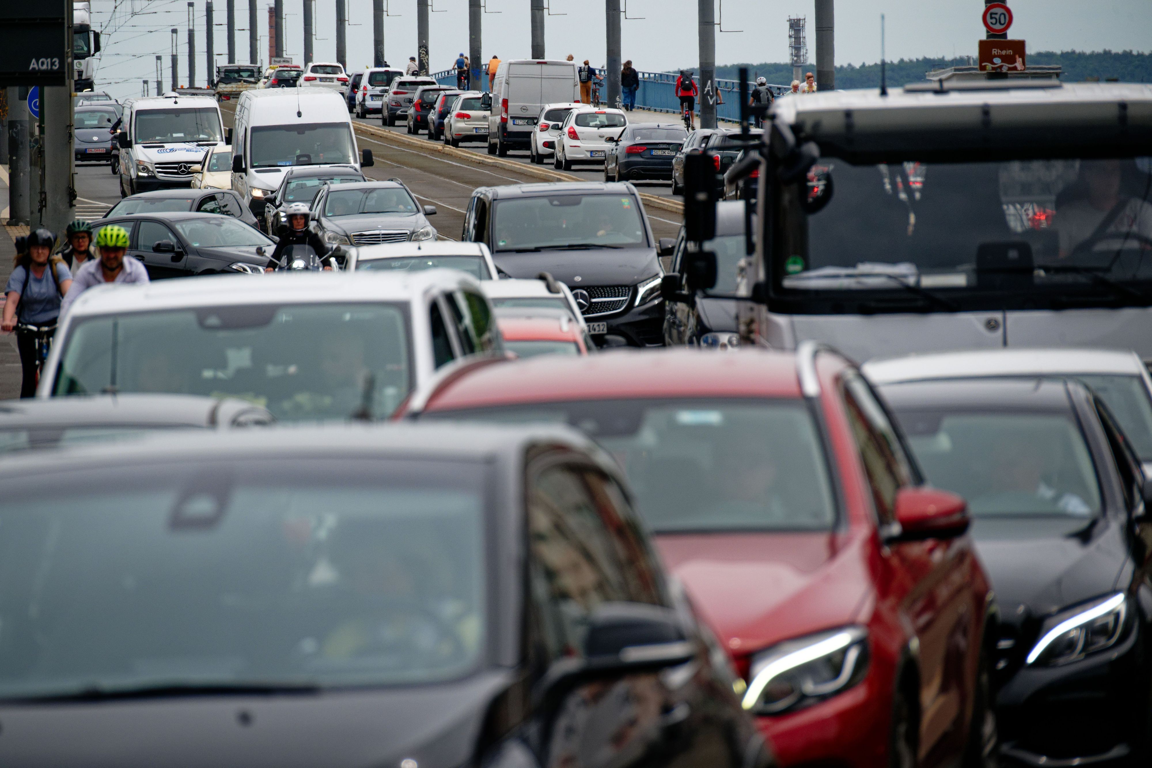 Fahrzeuge stehen auf der Kennedybrücke in der Bonner Innenstadt im Stau.