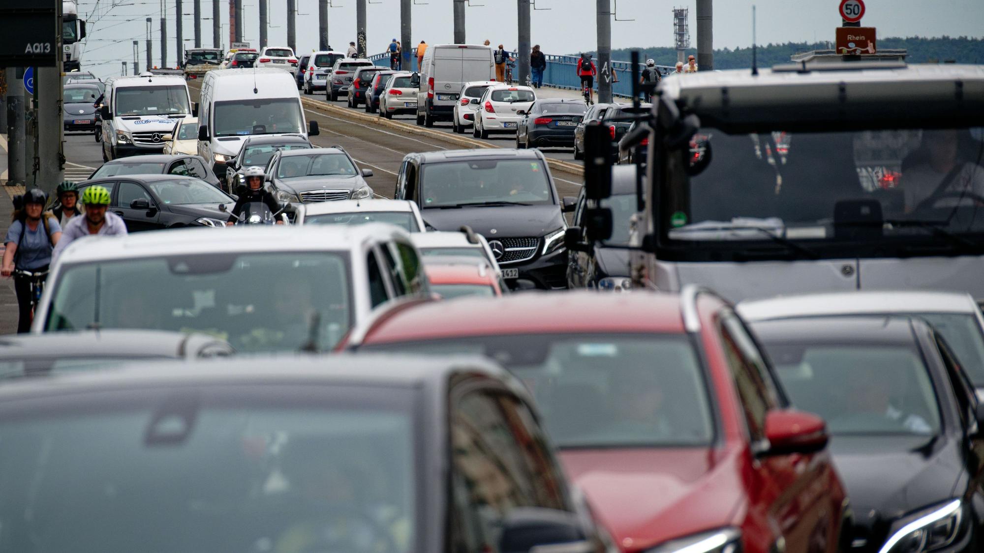 Fahrzeuge stehen auf der Kennedybrücke in der Bonner Innenstadt im Stau.