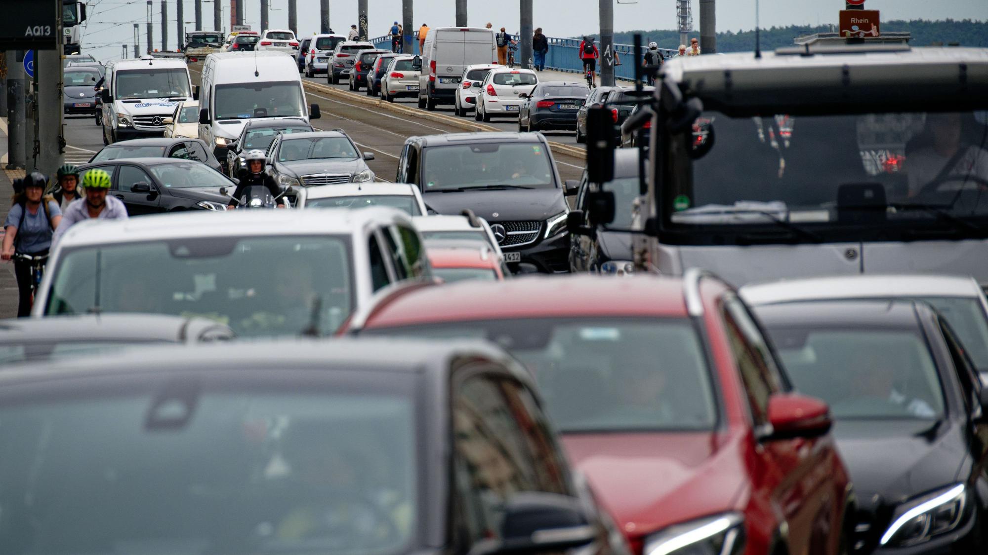 Verkehrsstau auf der Kennedybrücke in Bonn. (Archiv)