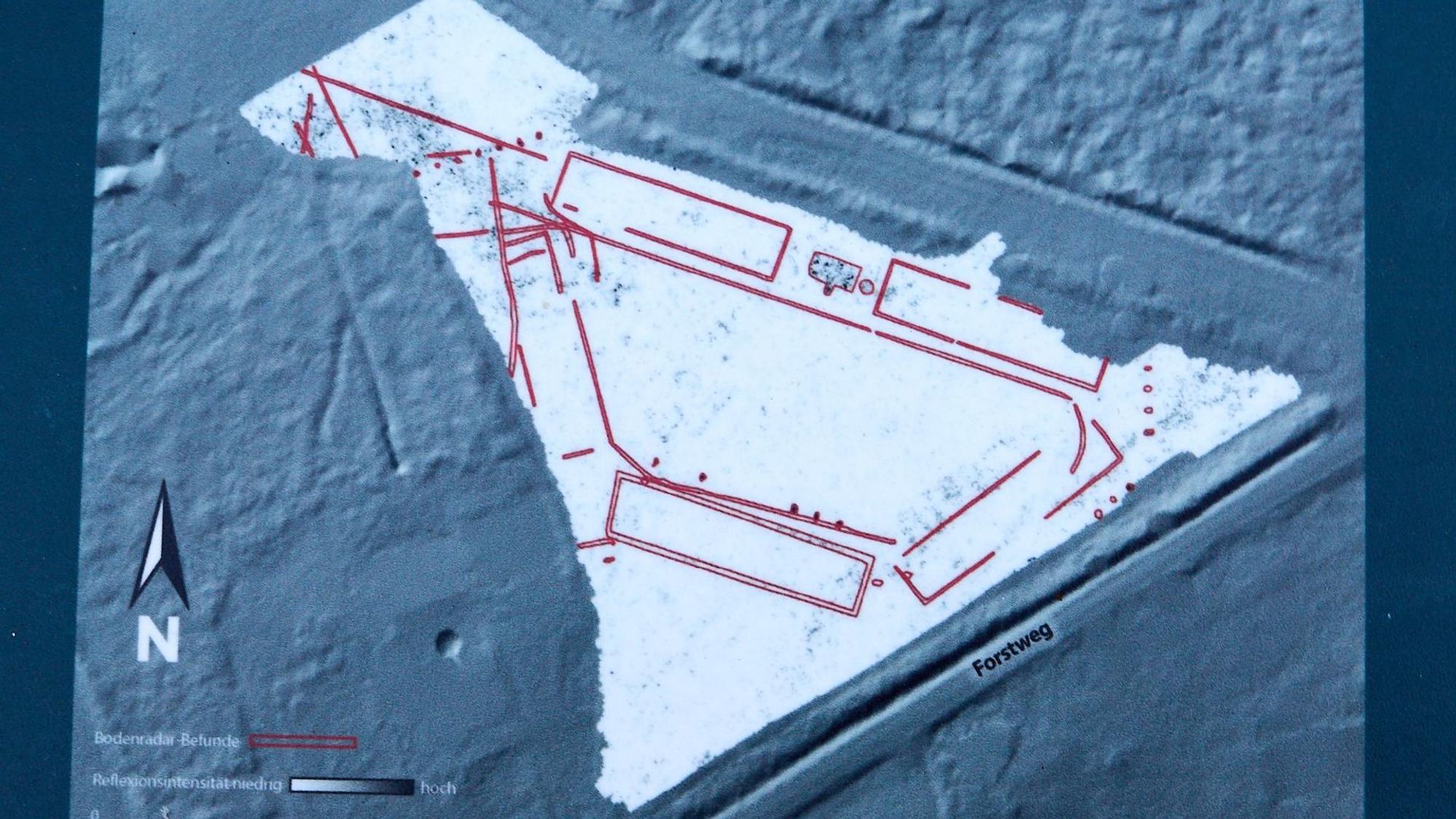 Auf einem mittels Bodenradar erstellten Bild sind mit roten Linien Fundamente ehemaliger Bauten eingezeichnet.