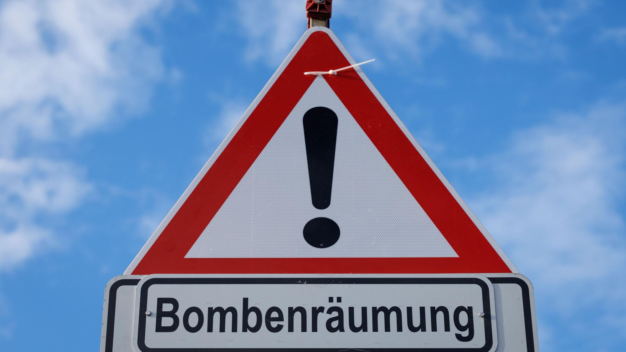 „Bombenräumung“ steht auf einem Straßenschild. (Symbolbild)