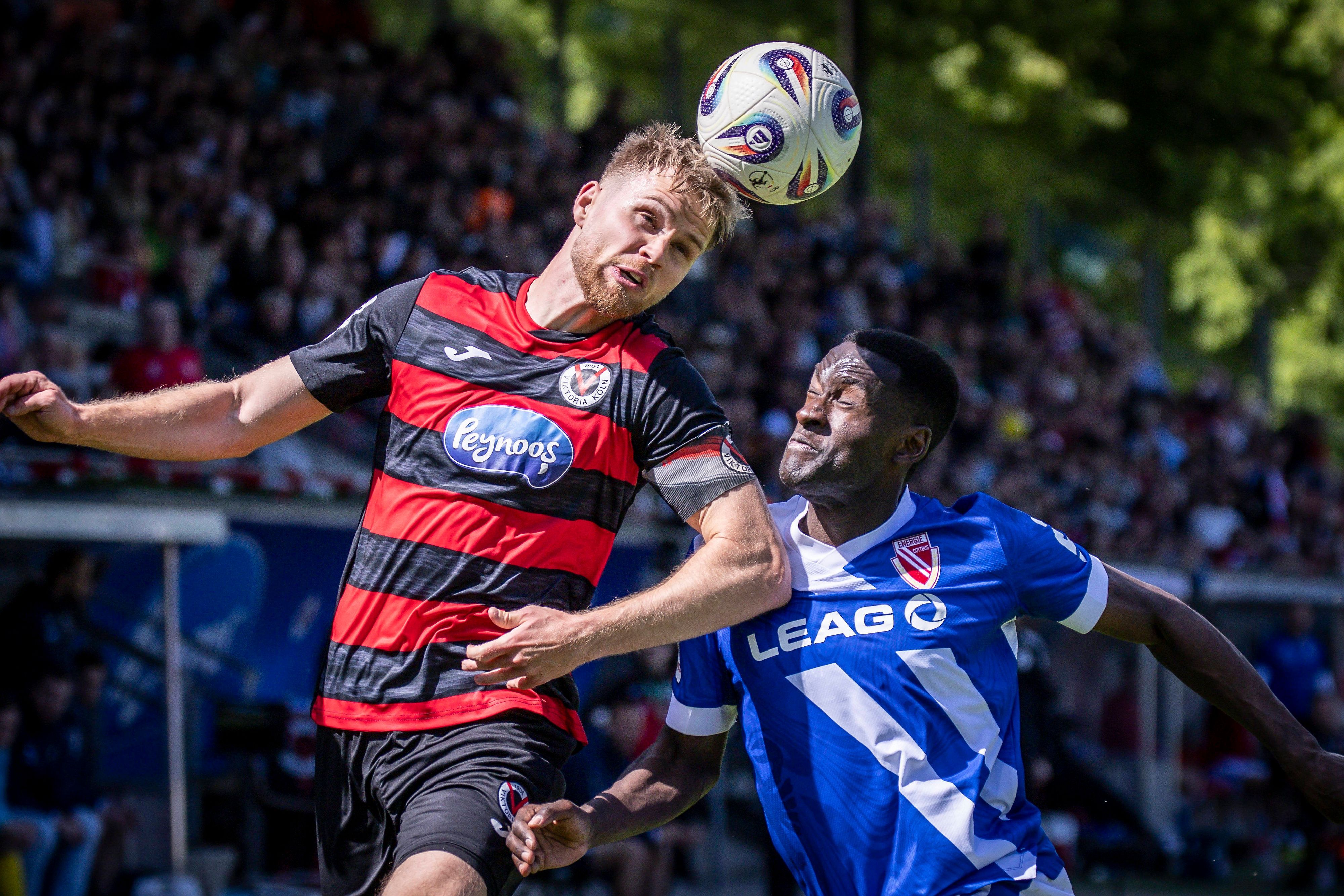 KOELN, GERMANY - APRIL 26, 2026: Lars Dietz FC Viktoria Koeln, 2 and Merveille Biankardi Energie Cottbus, 37 during a header duel during the 3rd division match on gameday 35 between Viktoria Koeln vs. Energie Cottbus at the Sportpark Hoehenberg on April 26, 2026 in Koeln, Germany. DFL REGULATIONS PROHIBIT ANY USE OF PHOTOGRAPHS AS IMAGE SEQUENCES AND/OR QUASI-VIDEO. Nordrhein-Westfalen Germany Copyright: xAxelxKohringx